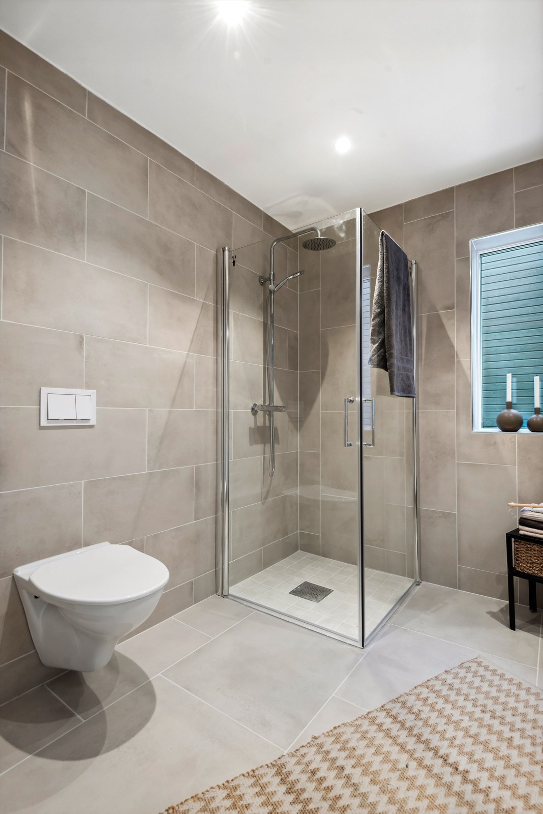 Lekkert, tidløst bad med spanske fliser av høy kvalitet Galleribilde