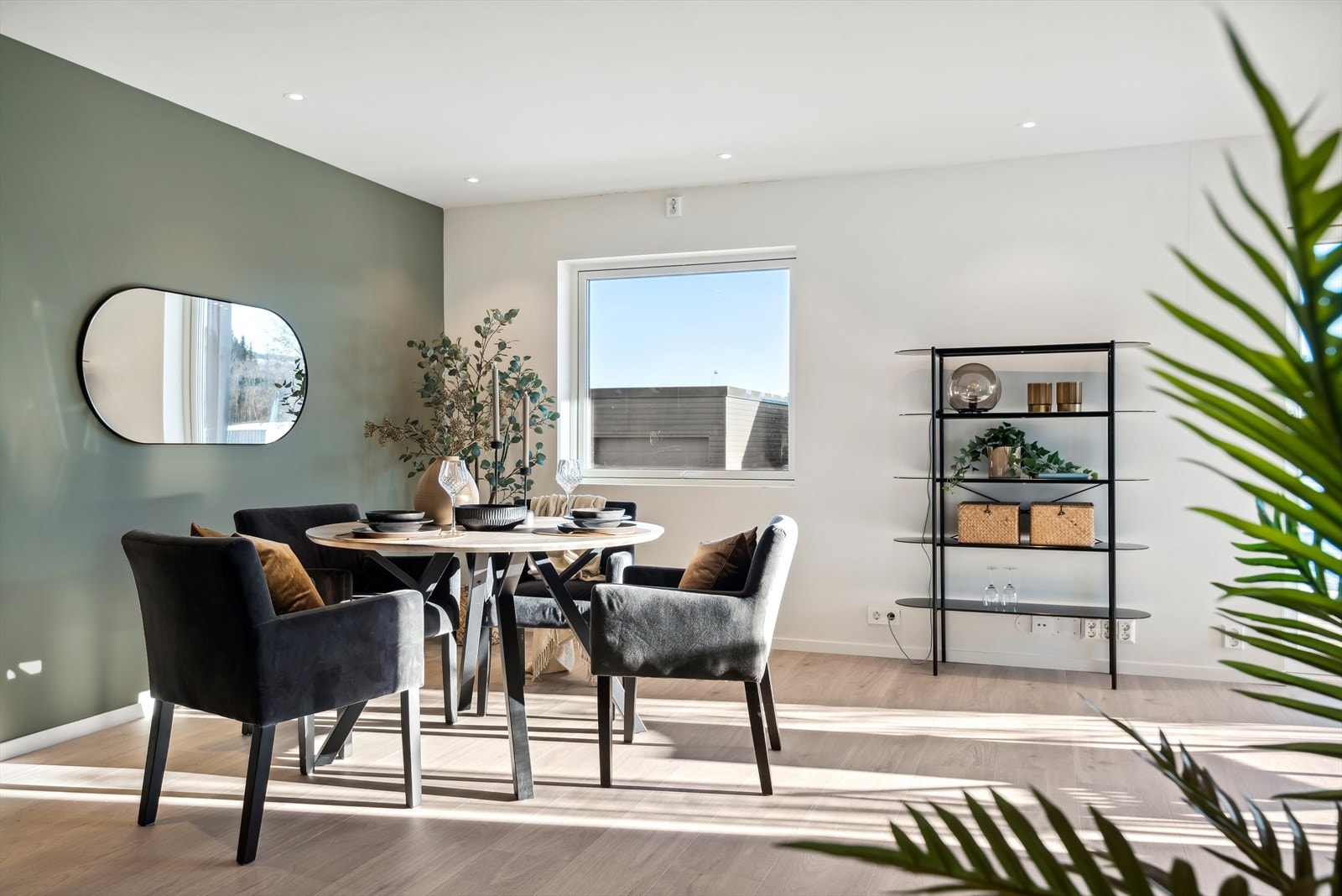 God plass til venner og familie i spisestuen Galleribilde