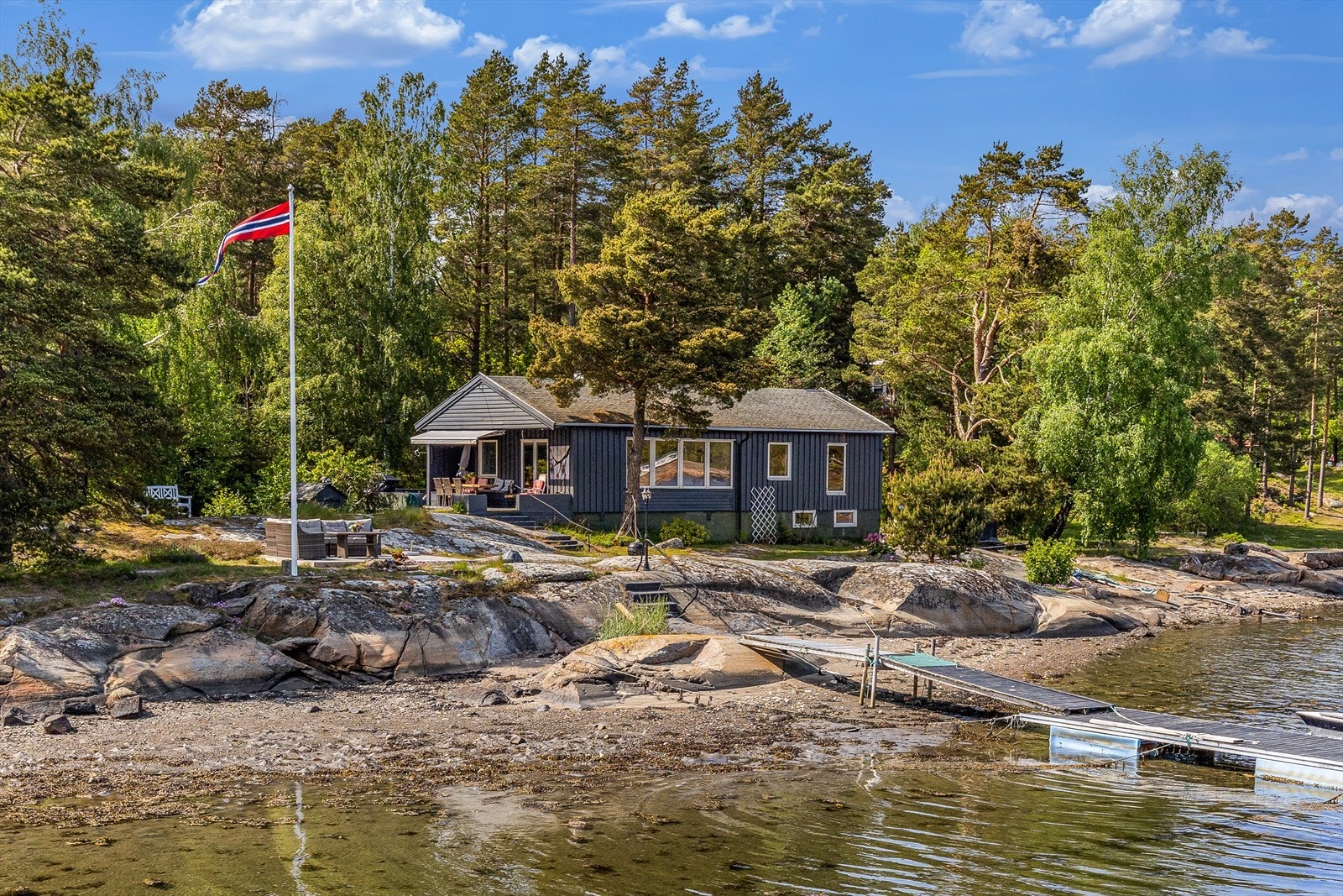 På svaberget i front står en flaggstang for ekstra idyll. Galleribilde