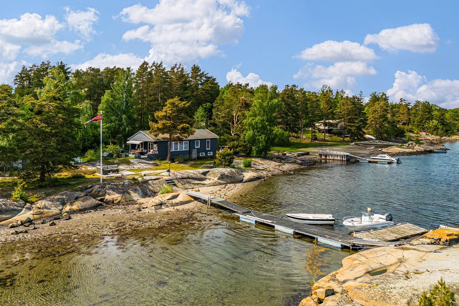 Tomten har svaberg, plenareal og solfylte uteplasser med plass til møblement. Galleribilde