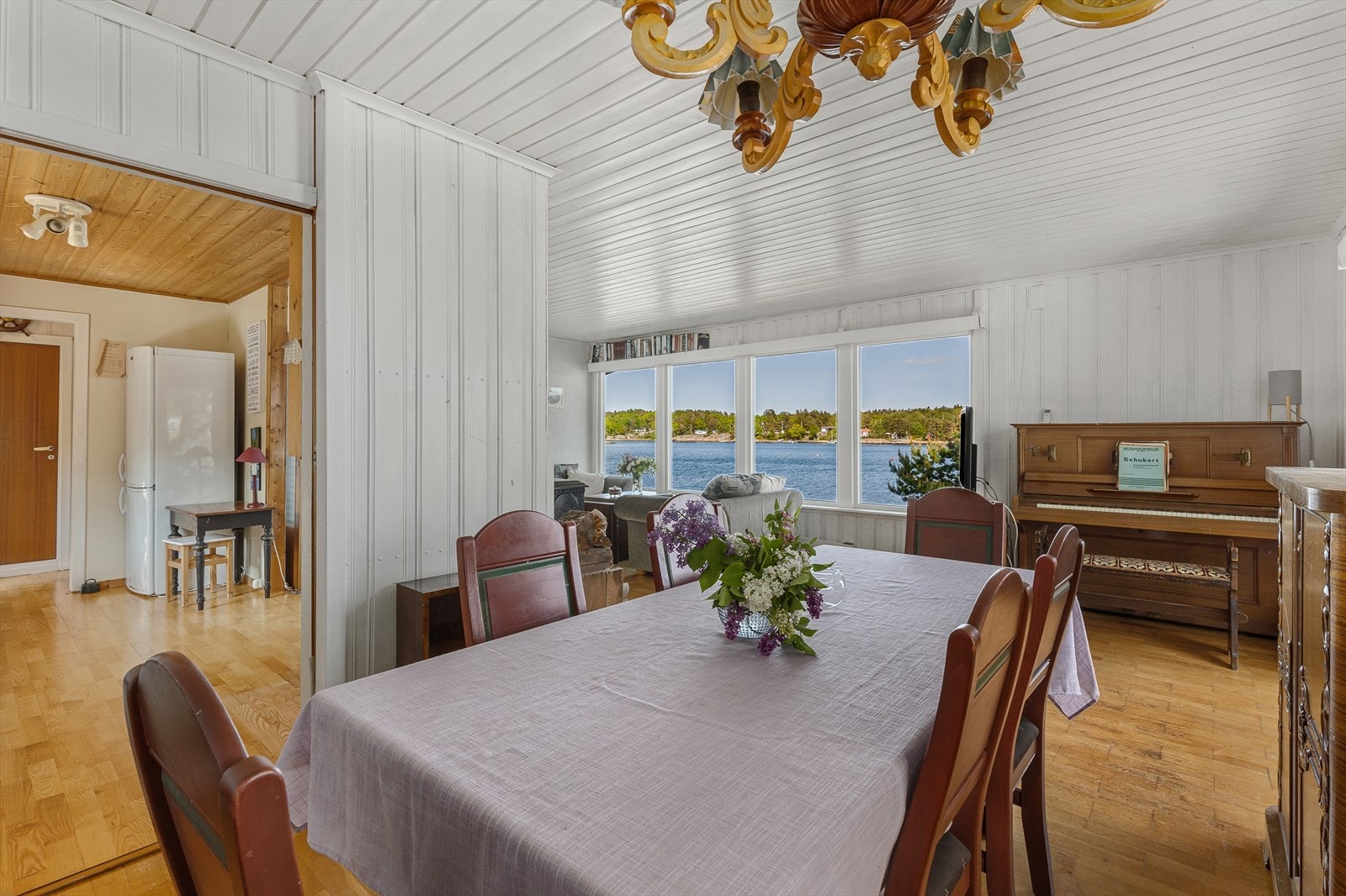 Det er god plass til sofagruppe og spisebord i stuen. To døråpninger skaper god kontakt med kjøkkenet. Galleribilde