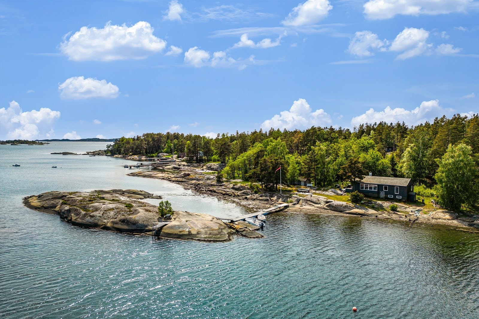 Tomten ligger østvendt og har gode solforhold fra tidlig morgen til 20-tiden på kvelden. Galleribilde