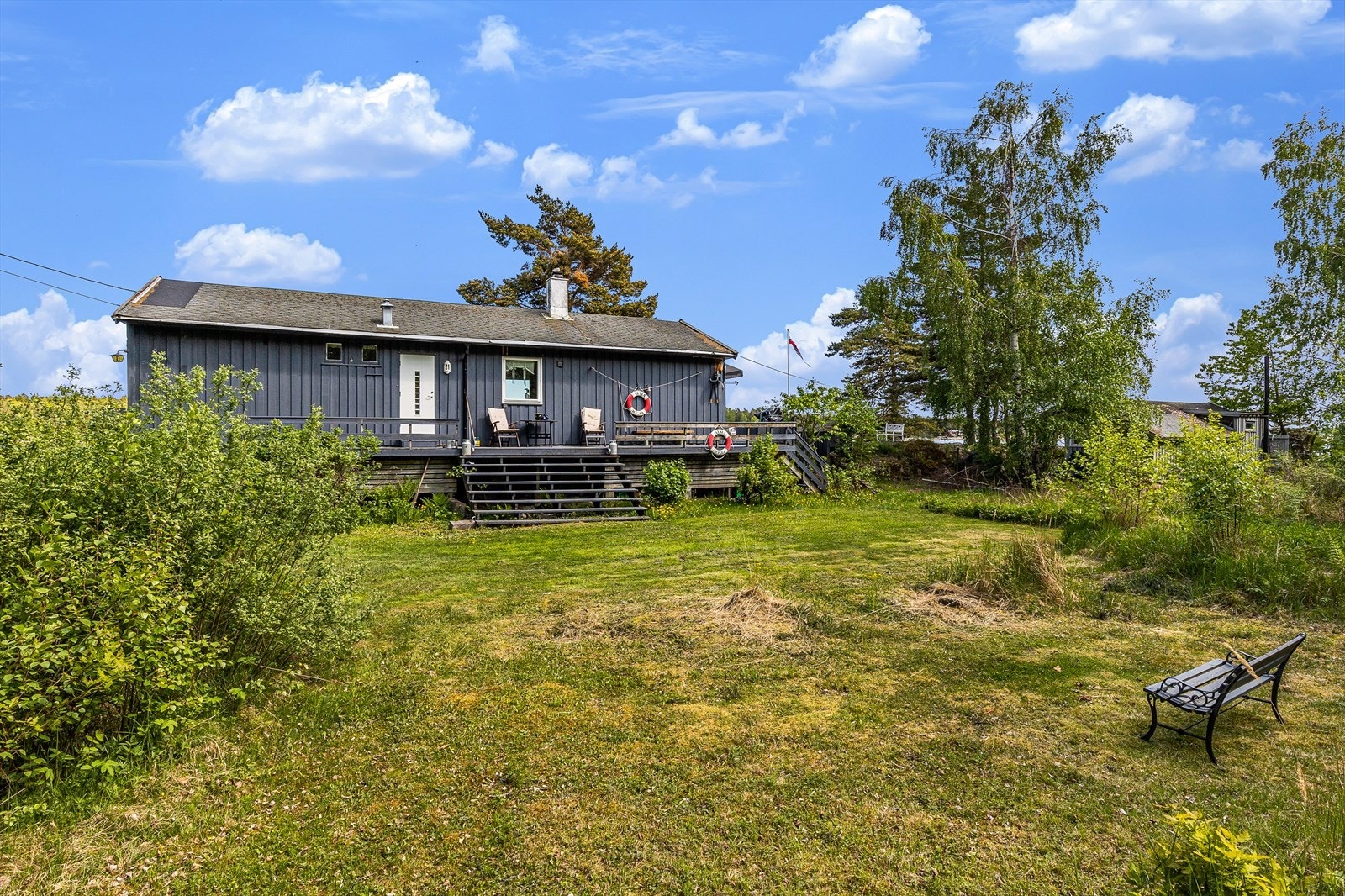Mot vest har eiendommen en del av veranda med trapp ned mot en skjermet hage. Her er det god boltreplass. Galleribilde