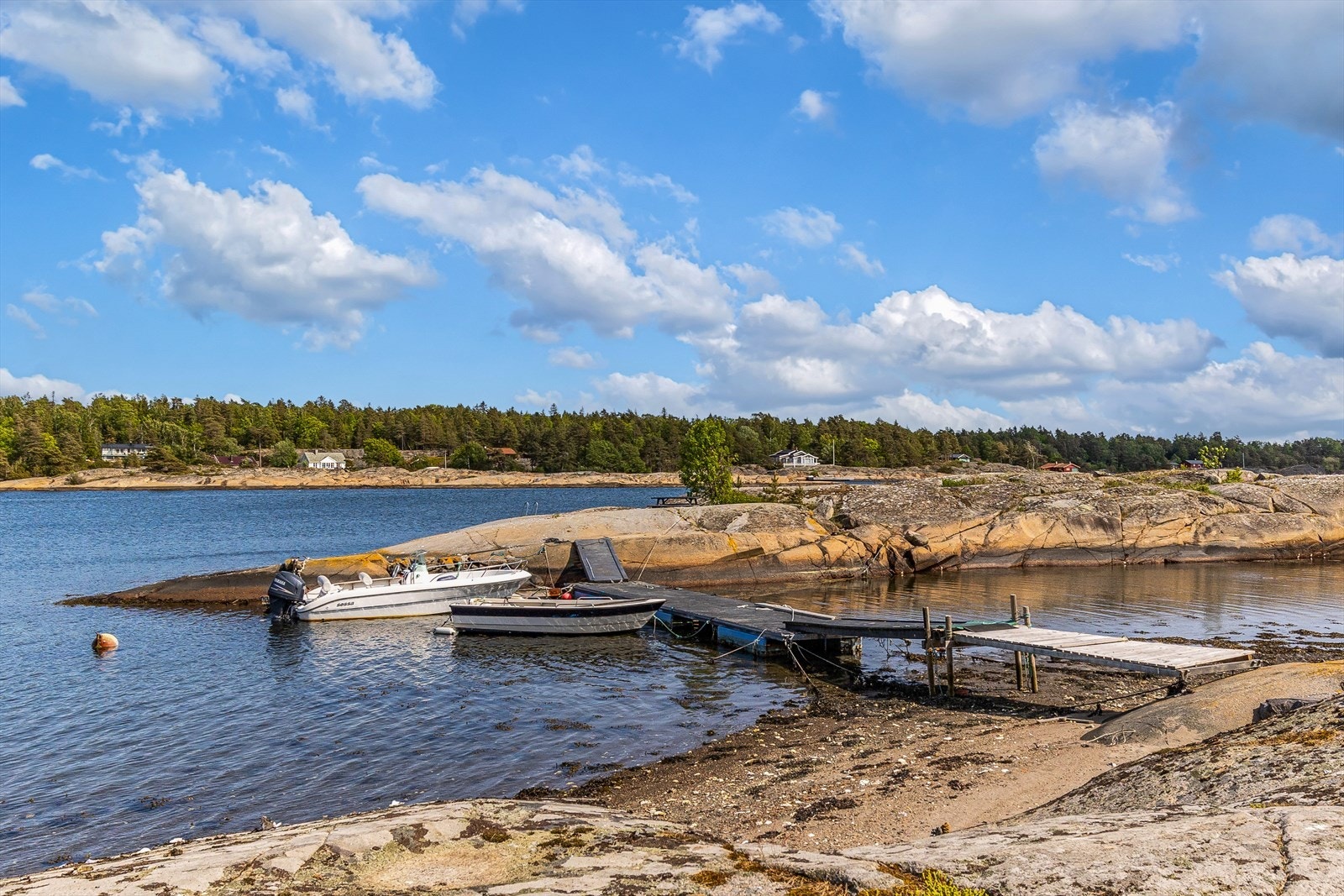 Øya byr på ekte sommeridyll med mulighet for strandliv og aktiviteter ved sjøen. Galleribilde