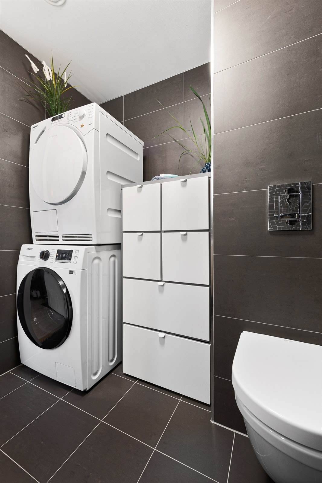 Nisje på badet med plass til vaskemaskin og ekstra skap. Galleribilde