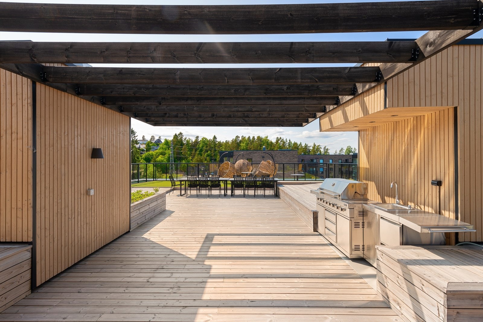 Innredet med felles grill og utemøbler. Galleribilde