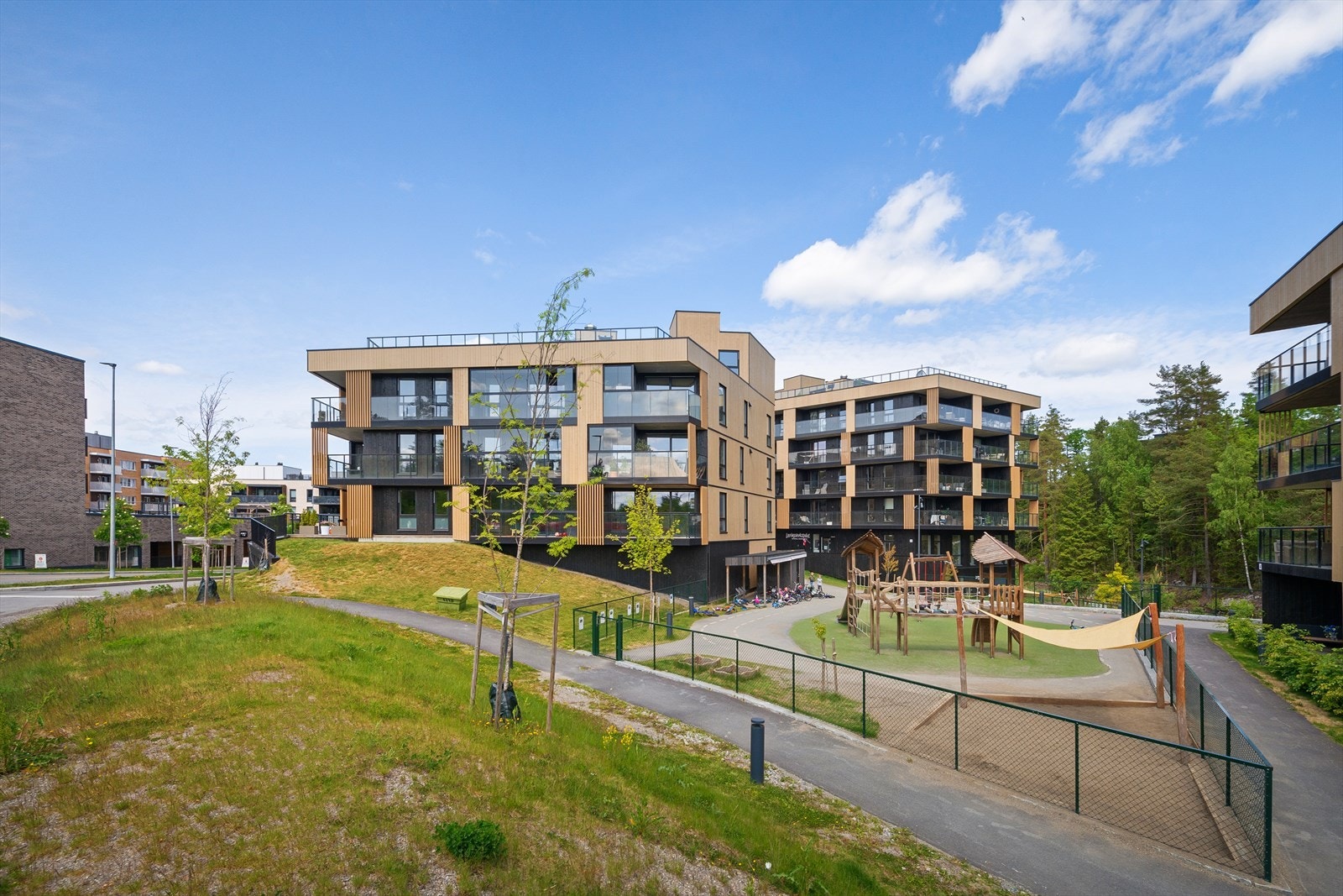 Det er fine fellesområder og en barnehage på baksiden av Trelastveien 2. Galleribilde