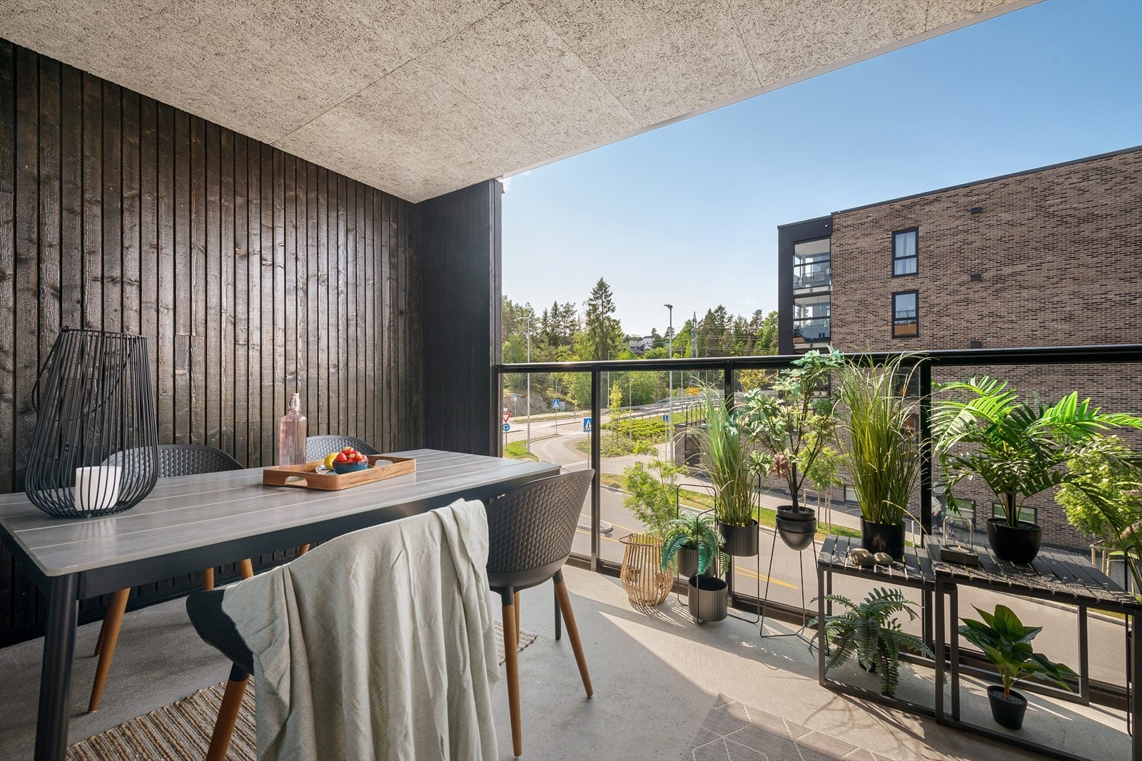 God plass til spisebord på verandaen. Galleribilde