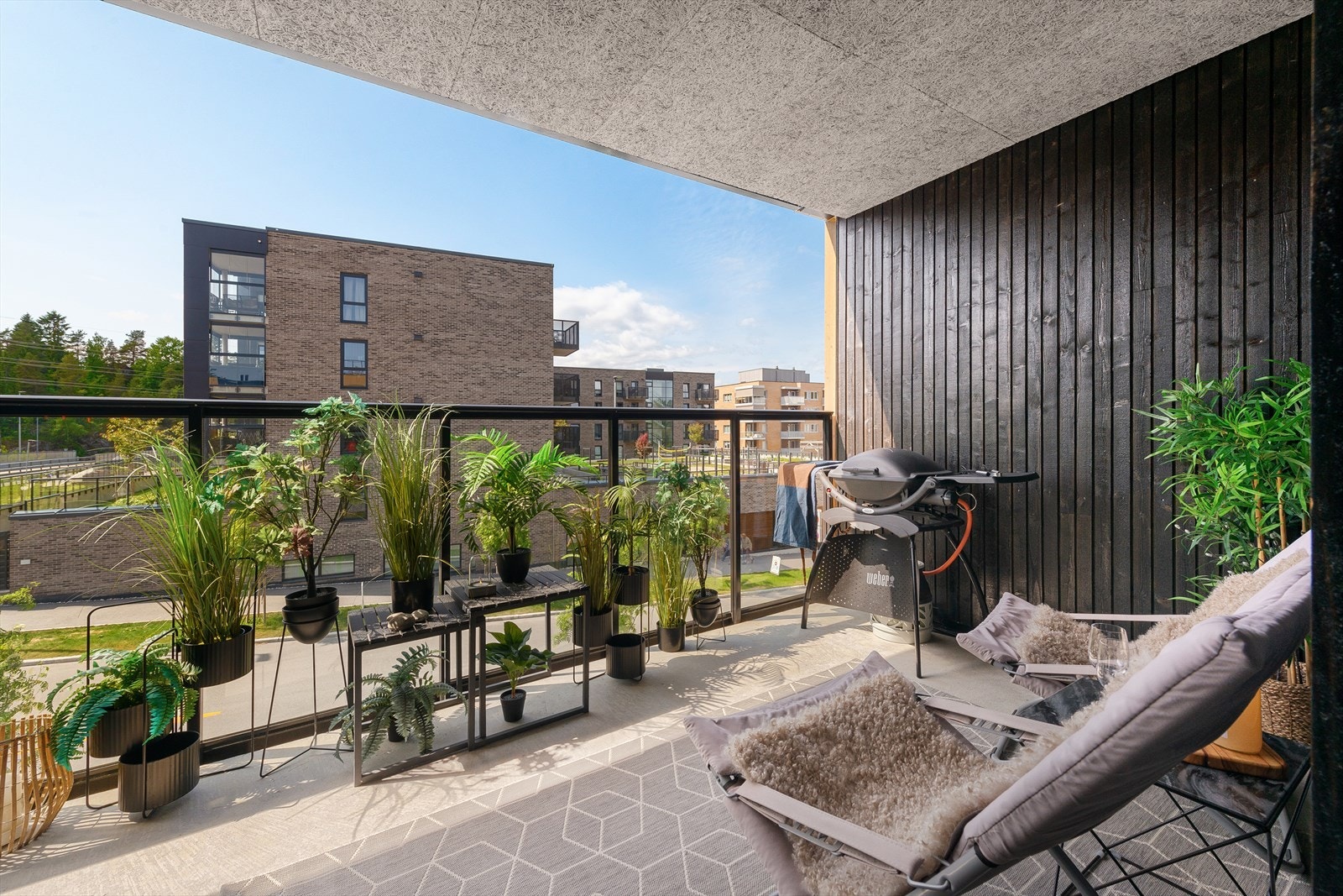 Solrik vestvendt veranda. Galleribilde