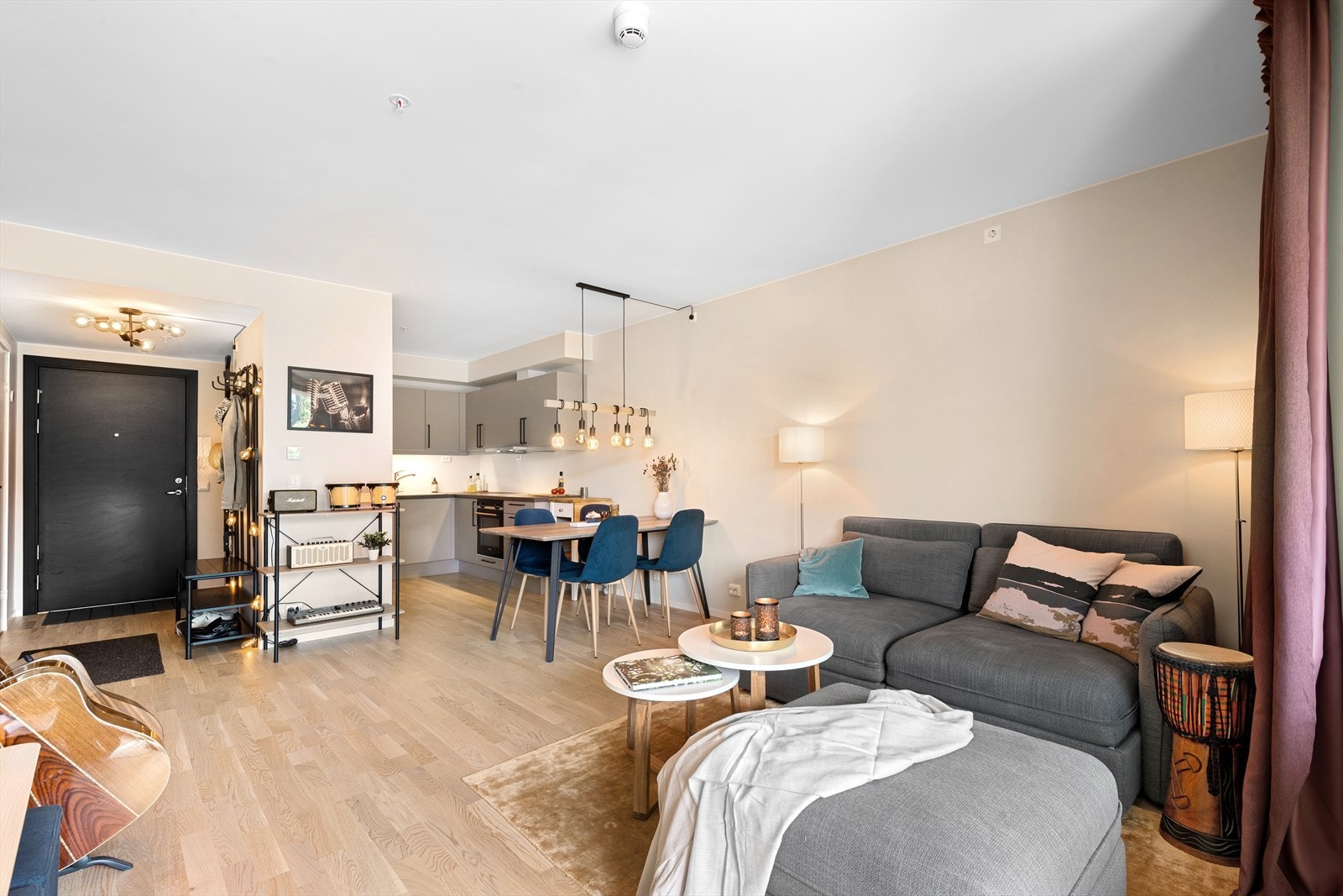 Parkett på gulv og tidsriktige duse farger på vegg. Galleribilde
