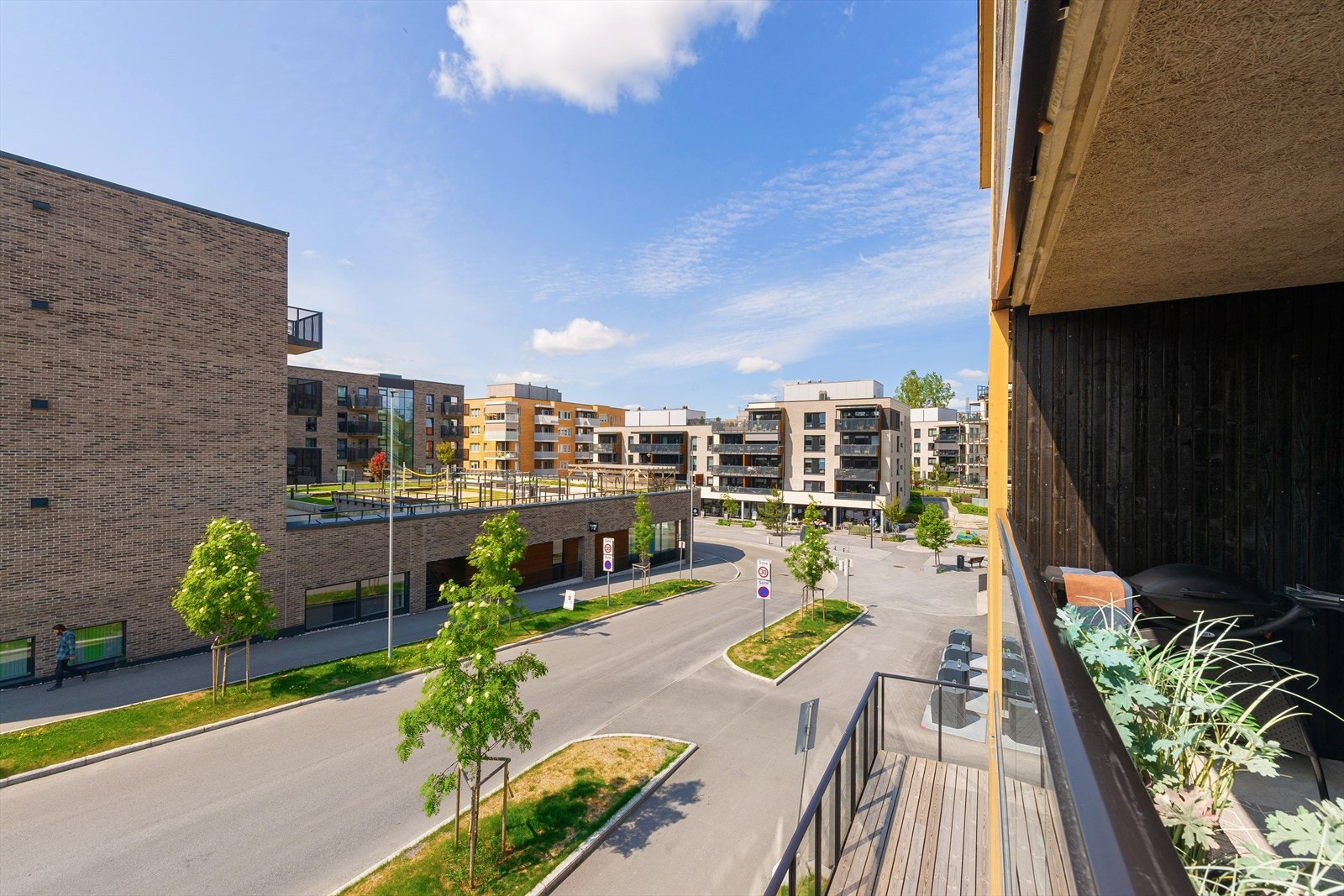 Flott utsyn fra terrassen ned til Myrvoll Torg. Galleribilde