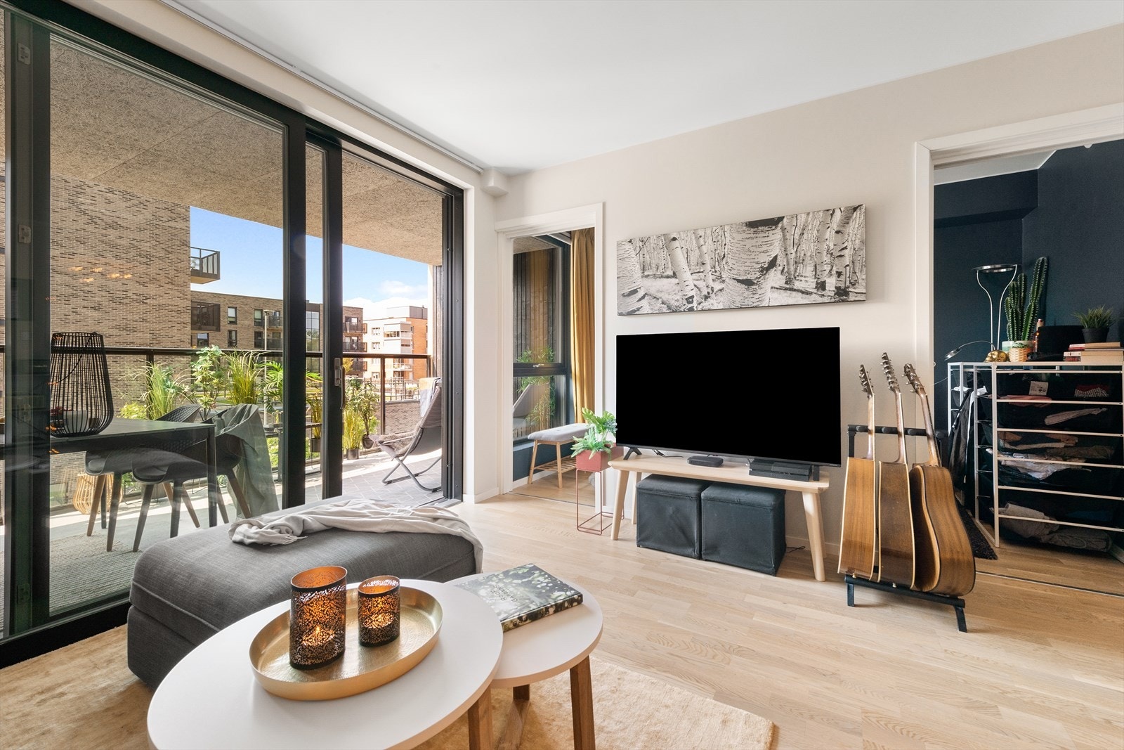 Utgang til overbygget veranda. En veranda som blir som et ekstra rom på fine sommerdager. Galleribilde