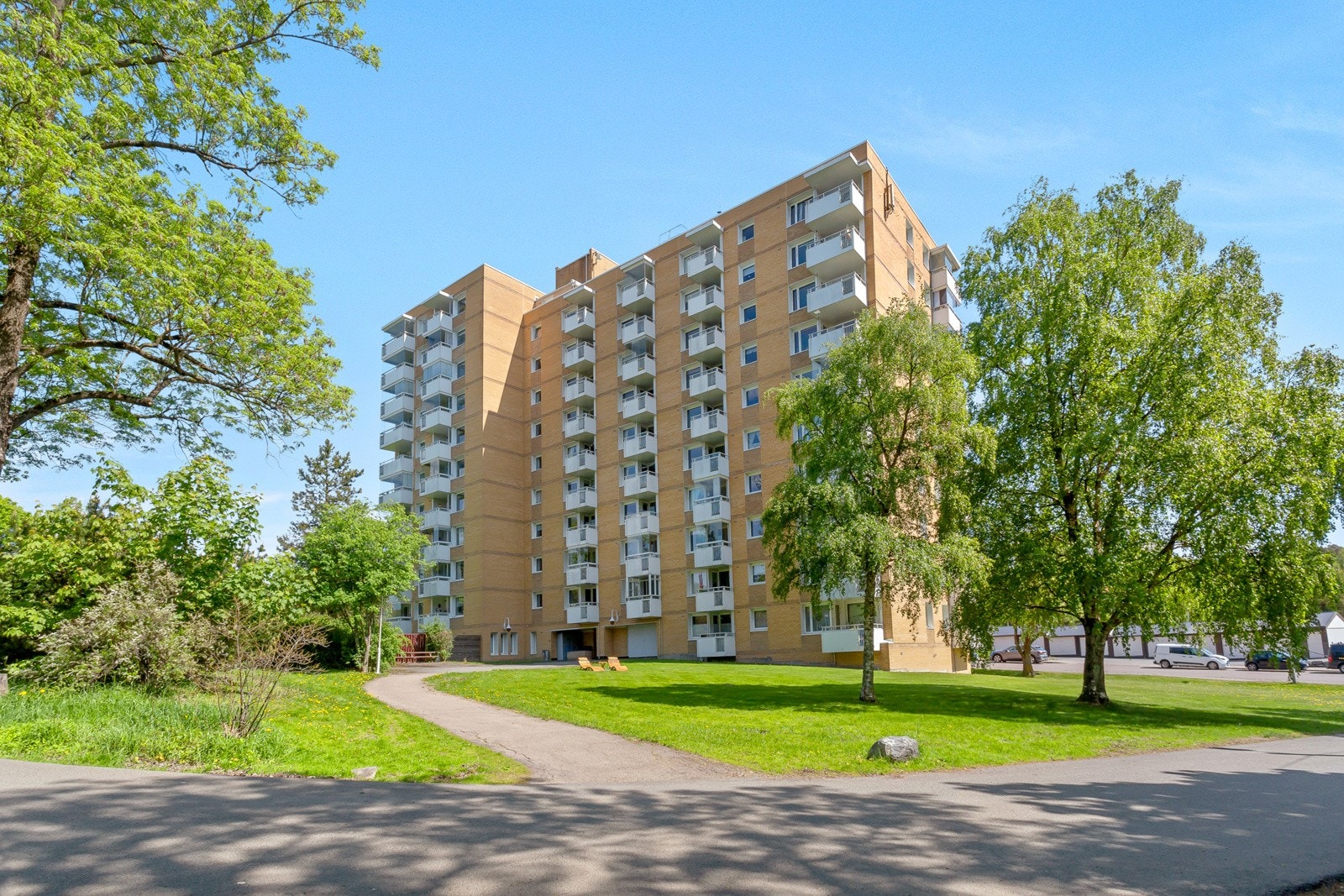 Lønnealleen er et veldrevet borettslag med god vedlikeholdshistorikk. Se prospekter for ting som er gjort i senere tid. Galleribilde