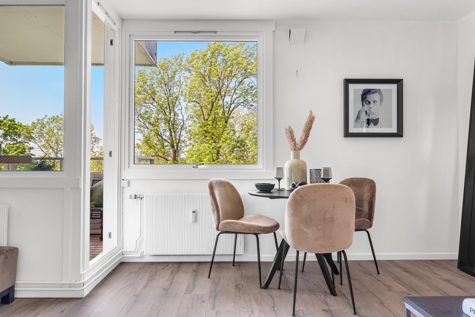 Leiligheten har gode vindusflater som gir rikelig med naturlig lysinnslipp. Galleribilde