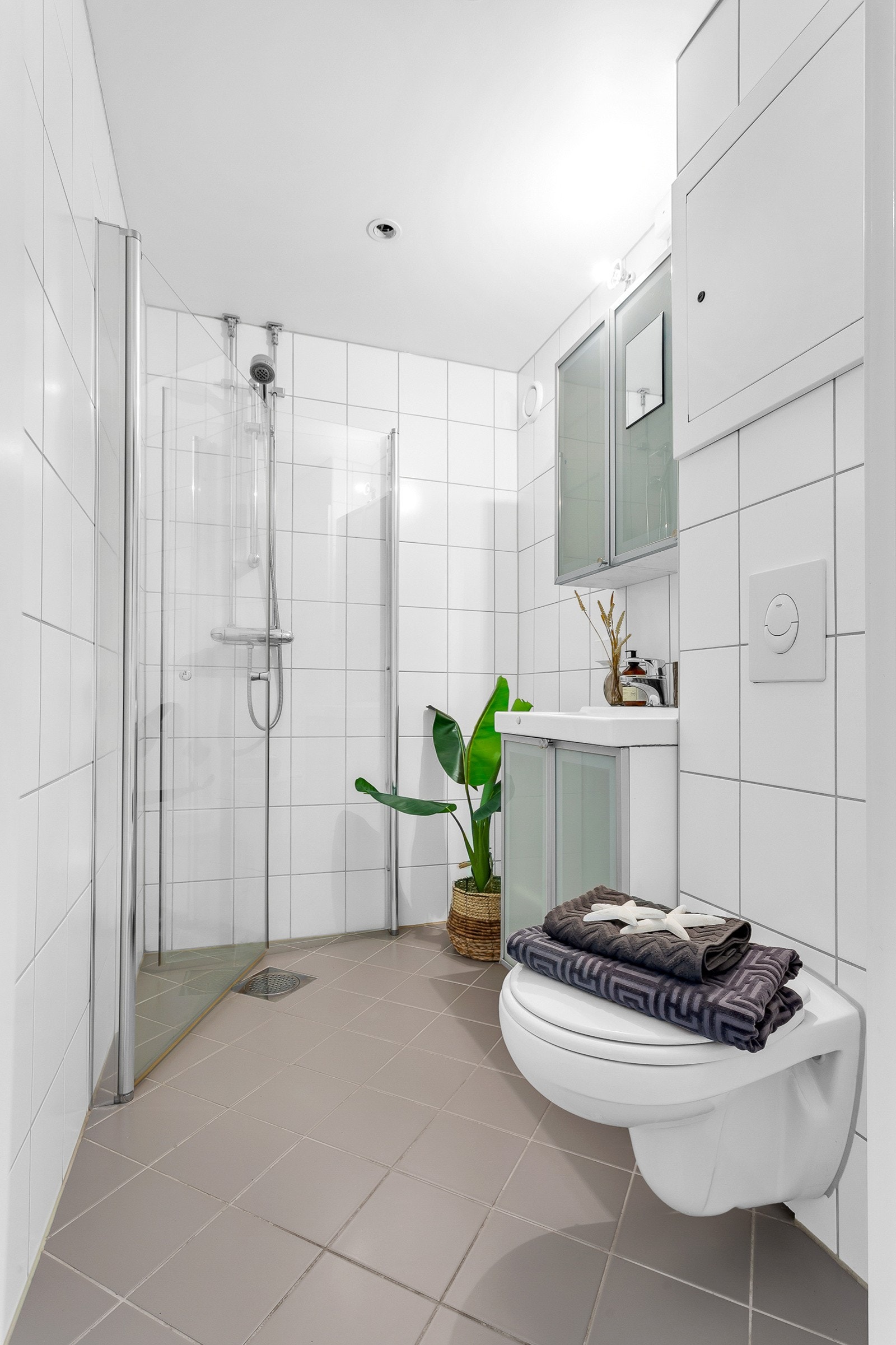 Det er av romslig størrelse med plass til det du måtte trenge av baderomstilbehør samt egen plass og muligheter til vaskemaskin. Galleribilde