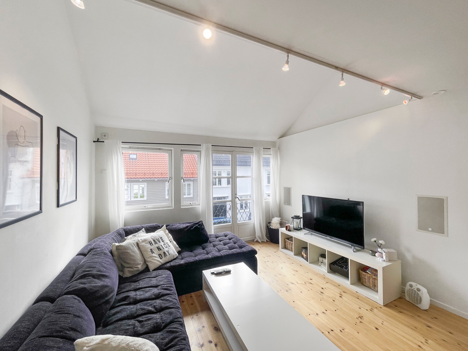 Romslig stue med fransk balkong Galleribilde