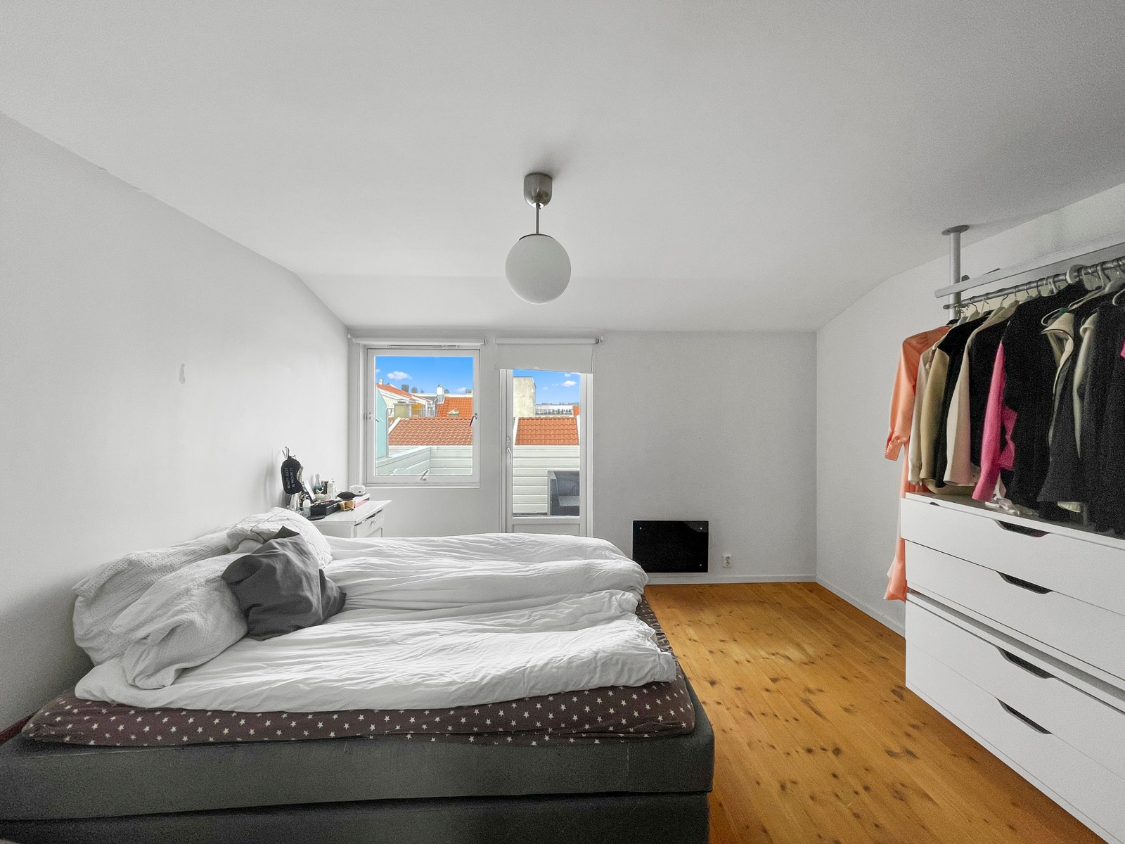 Hovedsoverom med utgang til veranda Galleribilde