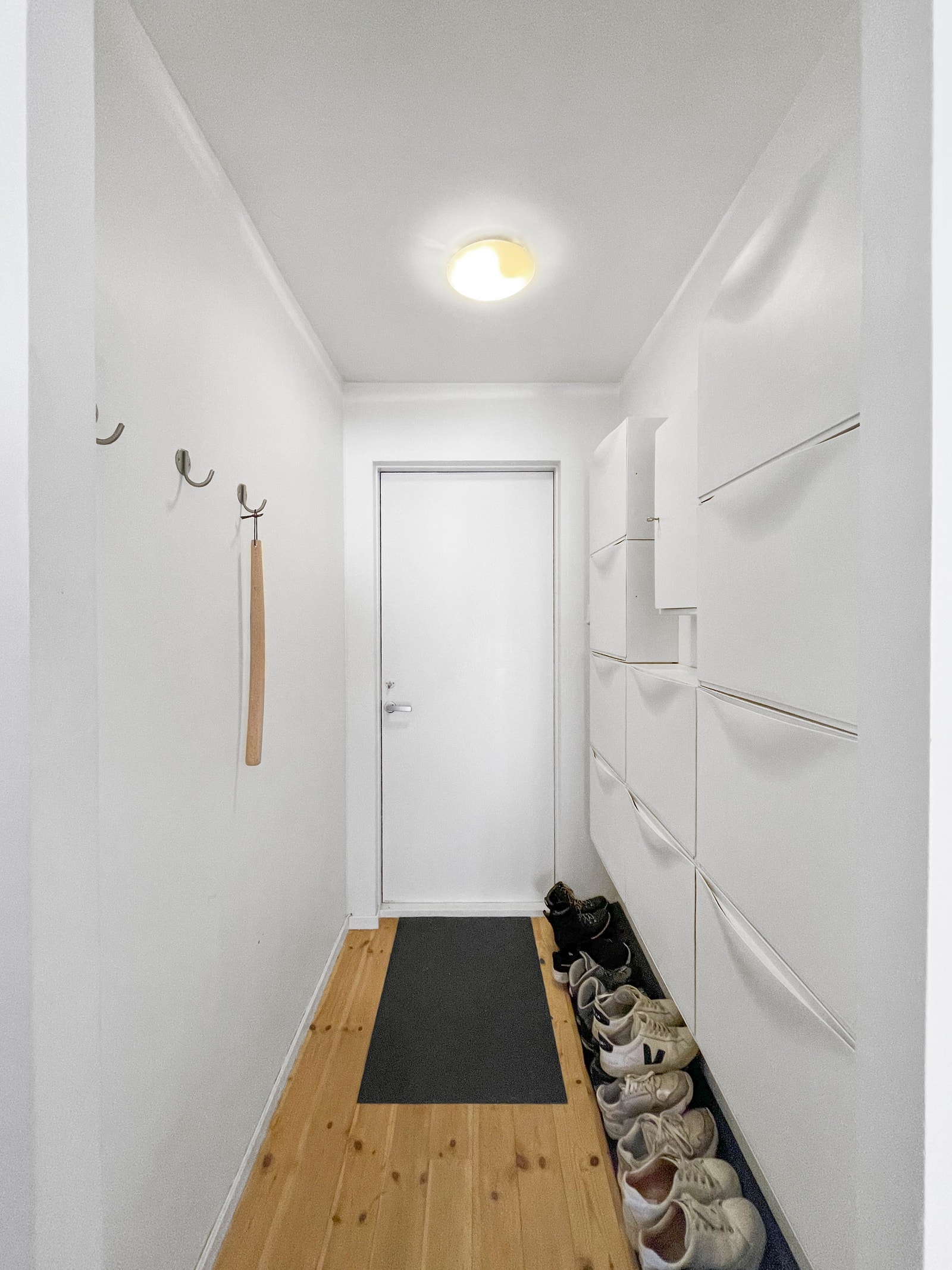 Gang med god plass til yttertøy og sko Galleribilde