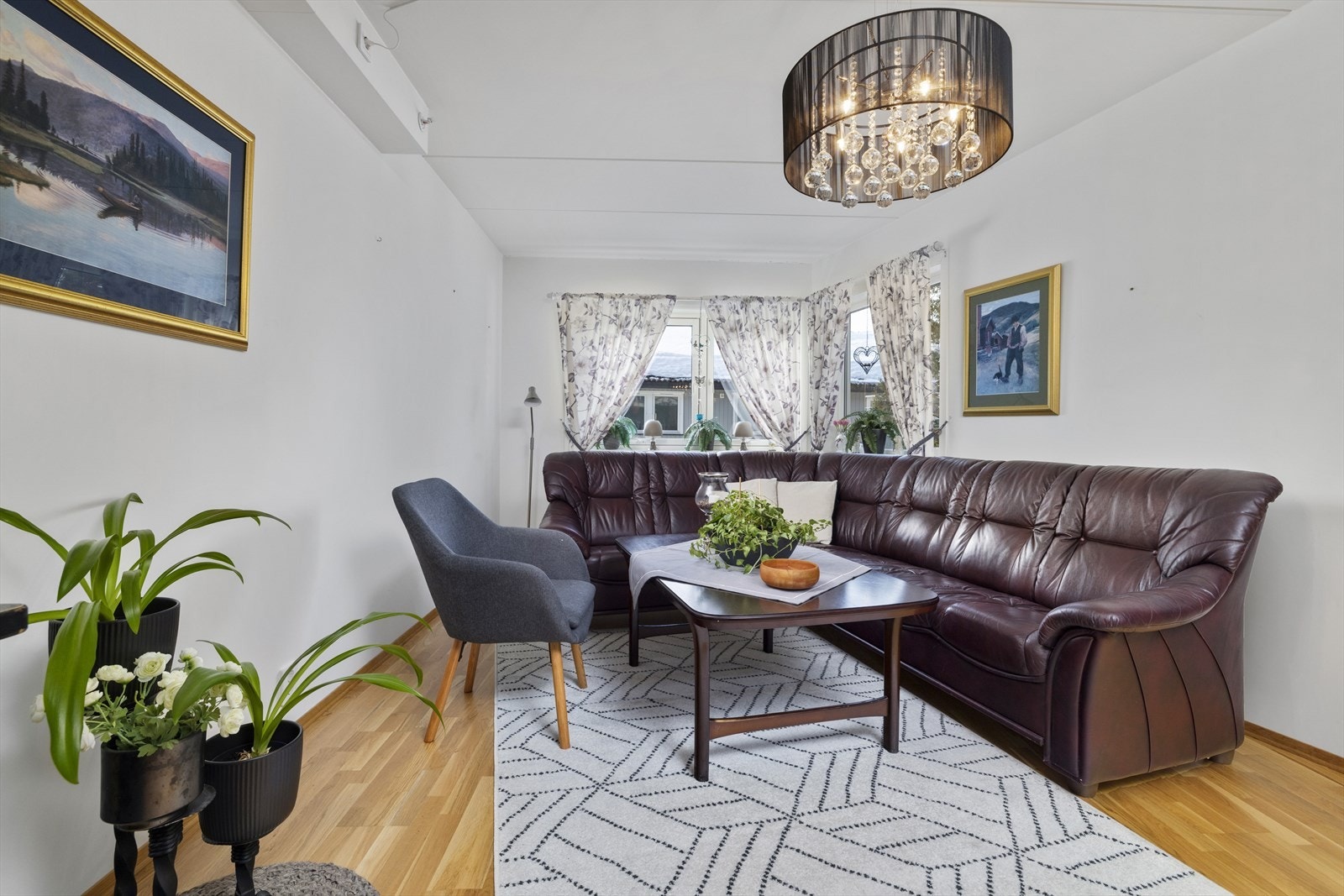 Stuen har parkett på gulv. Galleribilde
