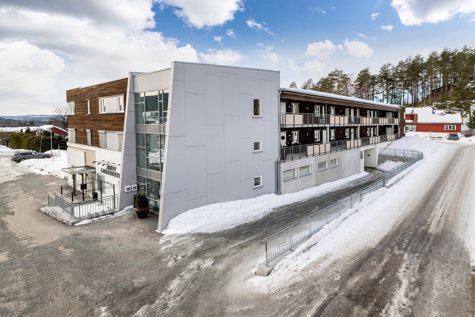Fra leiligheten er det kun få minutters gange til sentrum med de fleste fasiliteter du trenger i en hektisk hverdag. Galleribilde