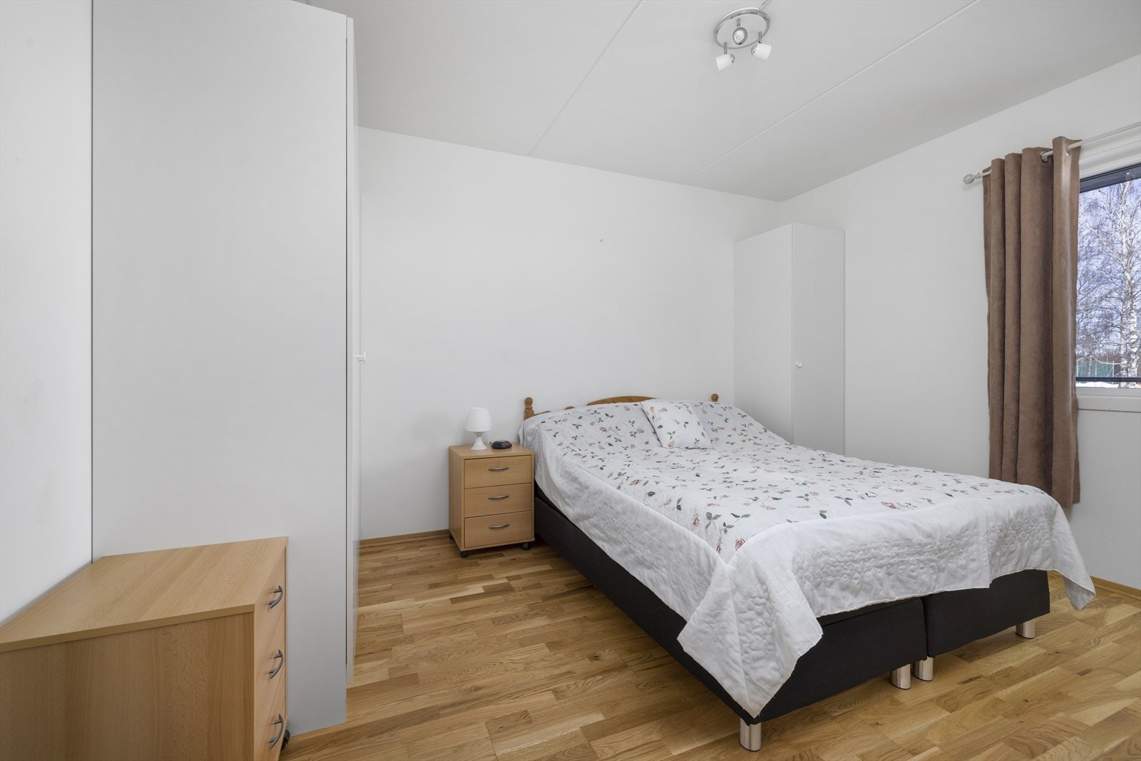 Hovedsoverommet har rikelig med garderobeplass. Galleribilde