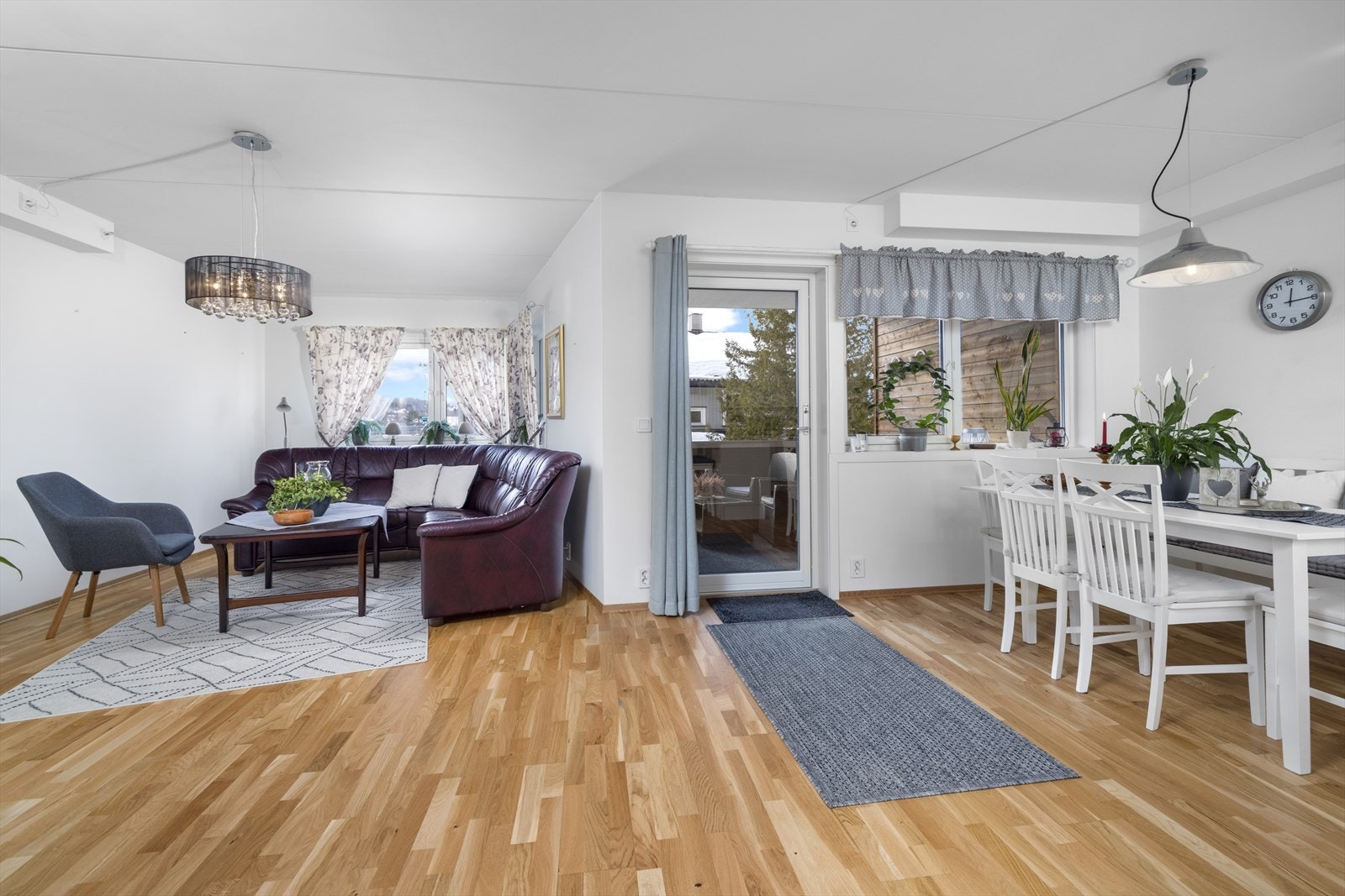 Stuen har god plass til innredning. Galleribilde