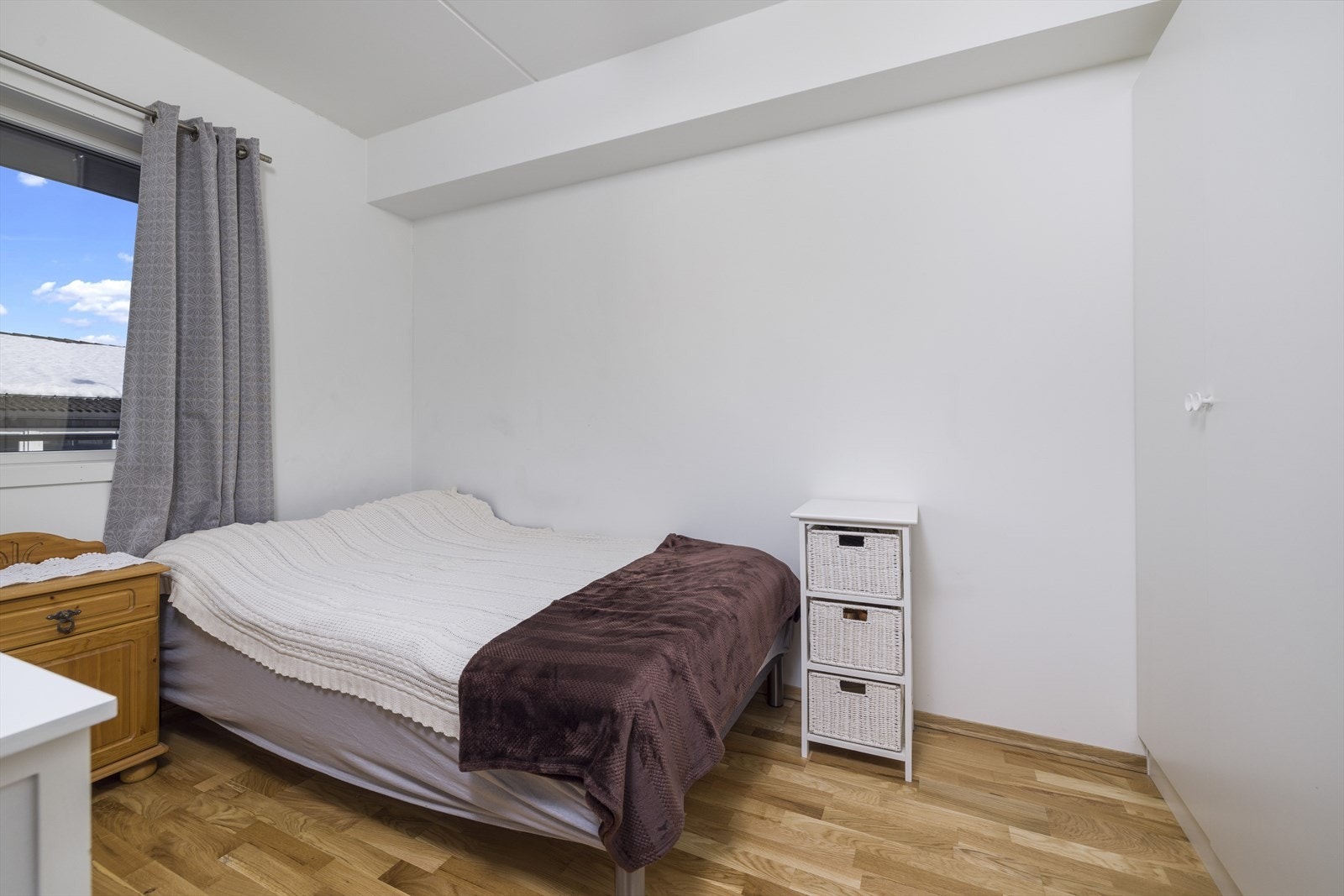 Soverom nr. 2 har lyse overflater og parkett på gulv. Galleribilde