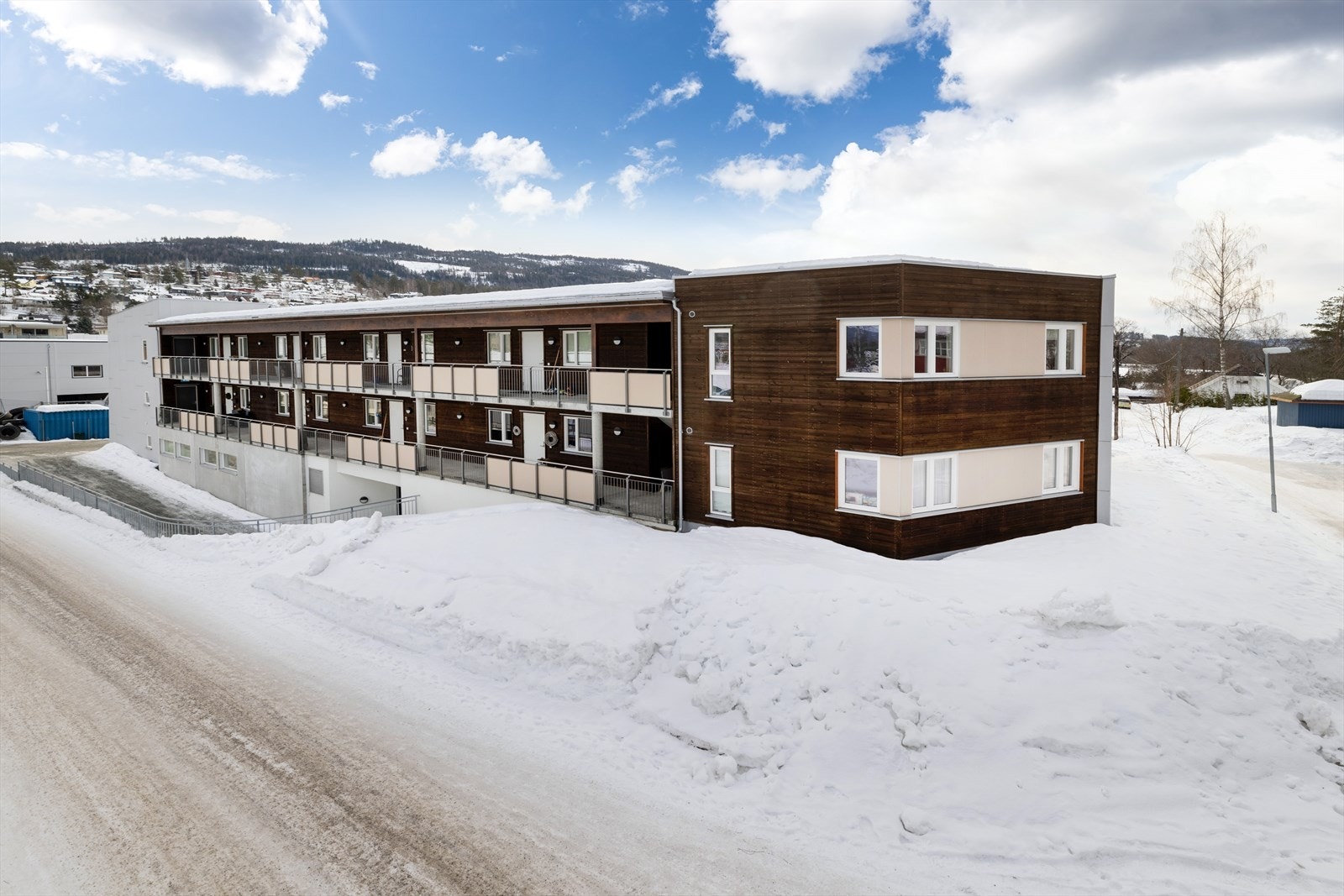 Fra leiligheten er det ellers kort vei til både barnehage, barneskole, bussholdeplass og flotte turmuligheter. Galleribilde