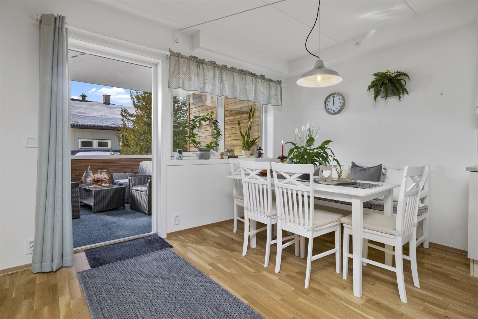 Fra stuen er det utgang til en fin, overbygget balkong. Galleribilde