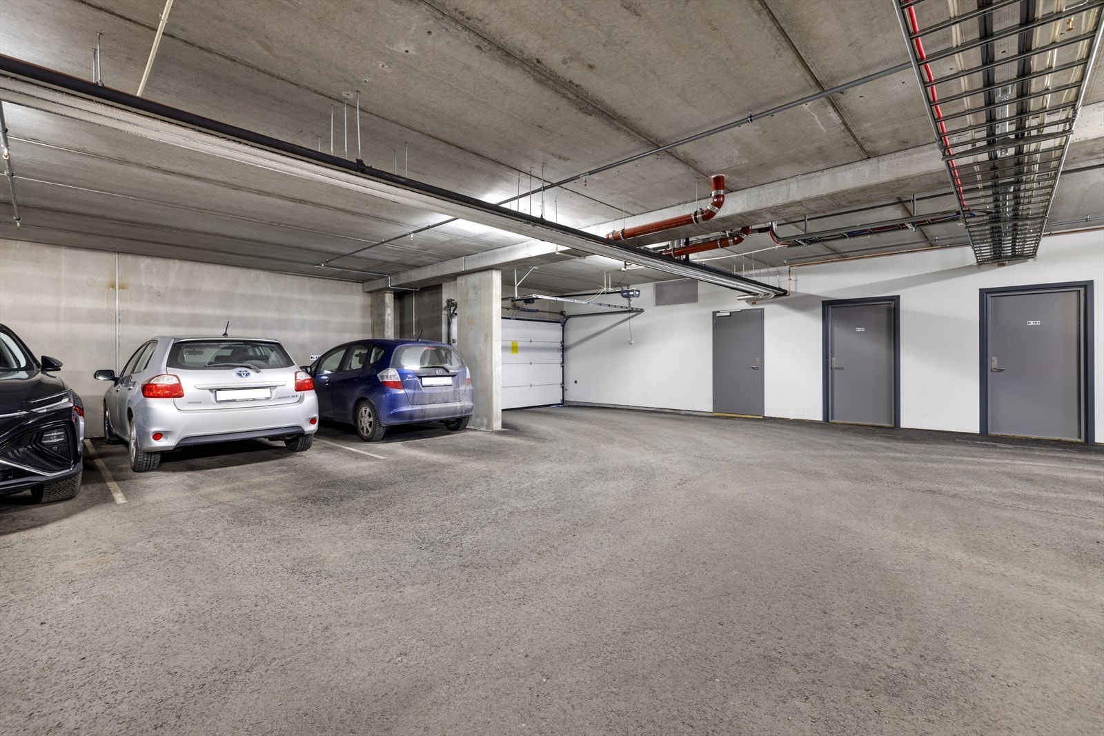 Leiligheten har 1 parkeringsplass i garasje og en sportsbod. Galleribilde