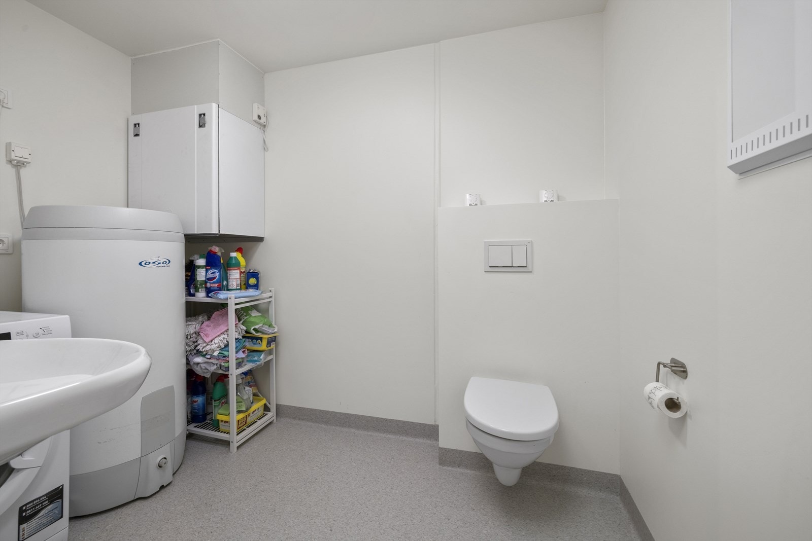 Meget praktisk separat vaskeromtoalettrom med opplegg for vaskemaskin. Galleribilde