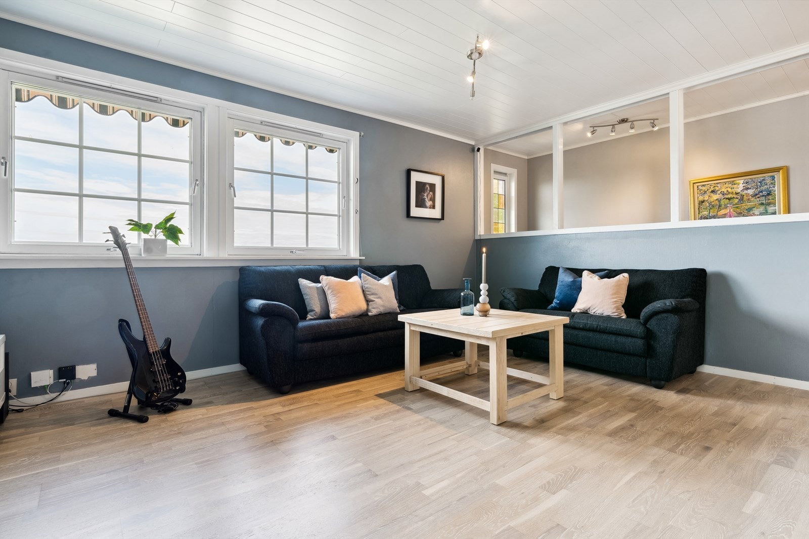 Stue med trapp ned til underetasjen. Galleribilde