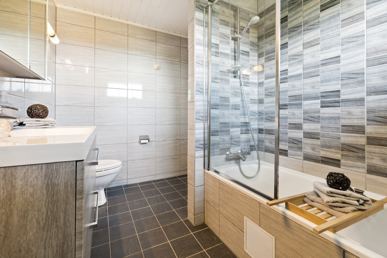 Badet er utstyrt med et badekar med dusjvegger. Galleribilde