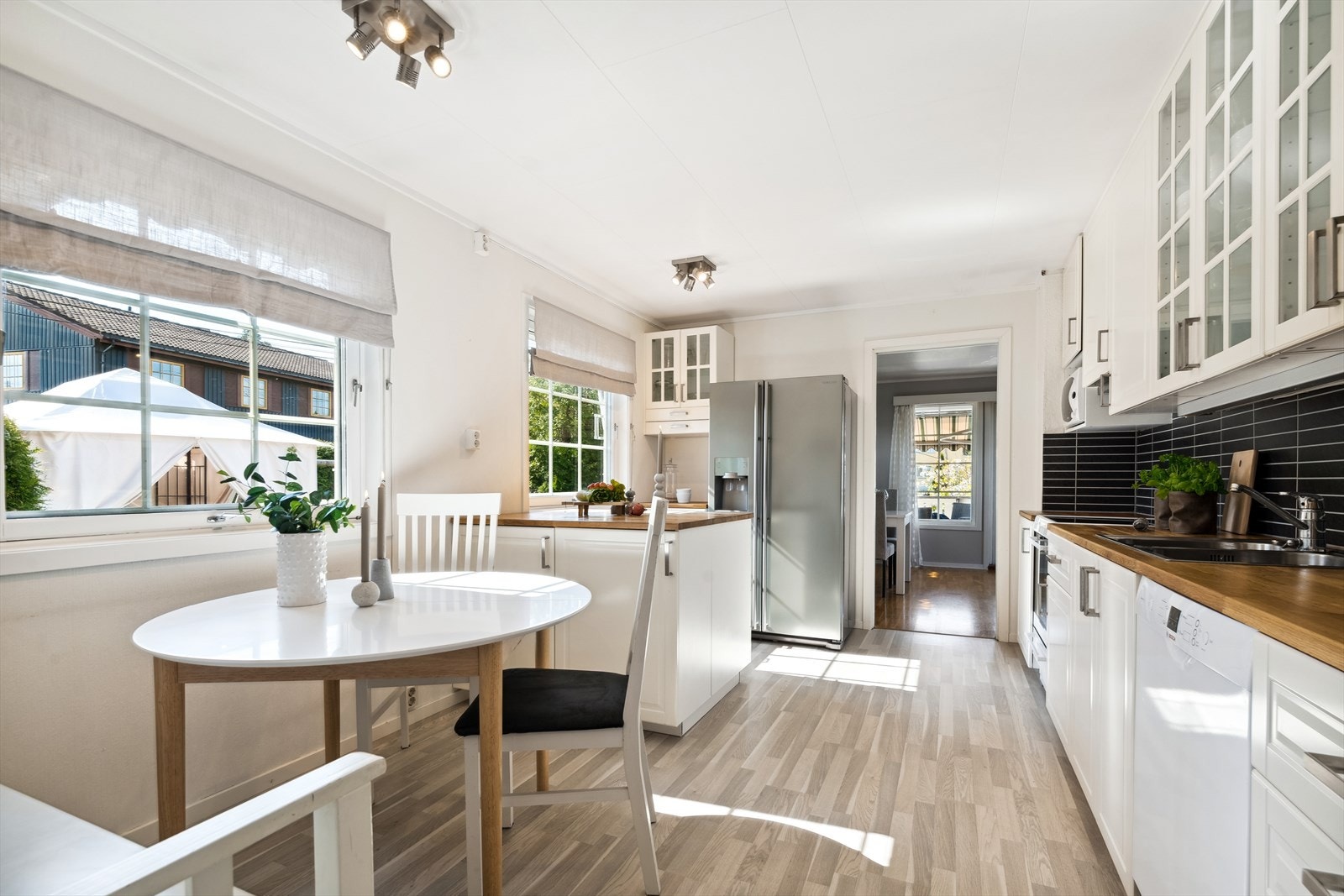 Kjøkkenet ligger i adskilt løsning, og har en innredning med profilerte fronter. Galleribilde