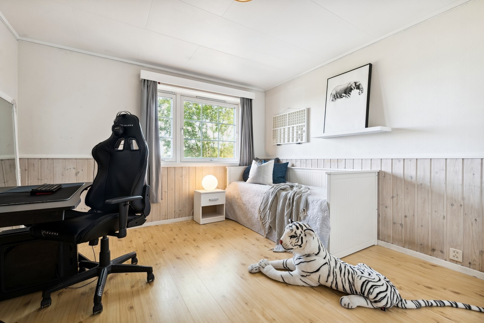 Soverom III. Soverommene har plass til både seng og oppbevaringsmøbel som en kommode eller klesskap. Galleribilde