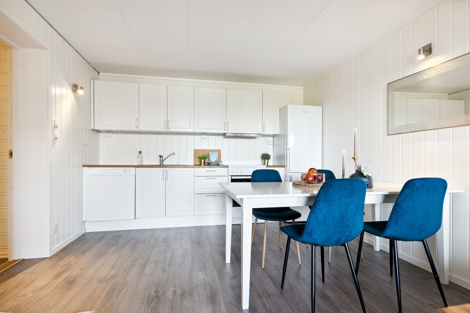 Kjøkkenet ligger i åpen løsning, og ble også pusset opp i 2020. Galleribilde