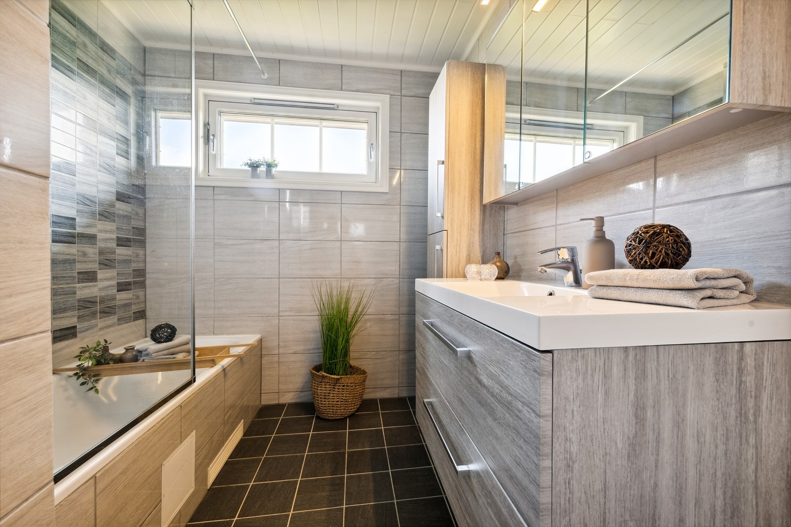 Badet ble pusset opp i 2015, og er helfliset med varmekabler i gulvet. Galleribilde