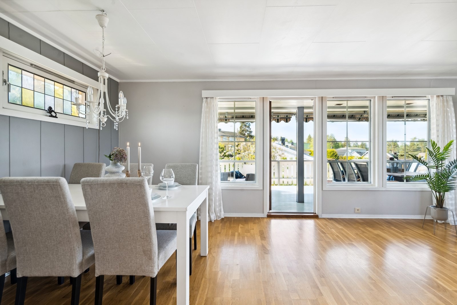 Fra stuen er det utgang til balkongen/terrassen. Galleribilde