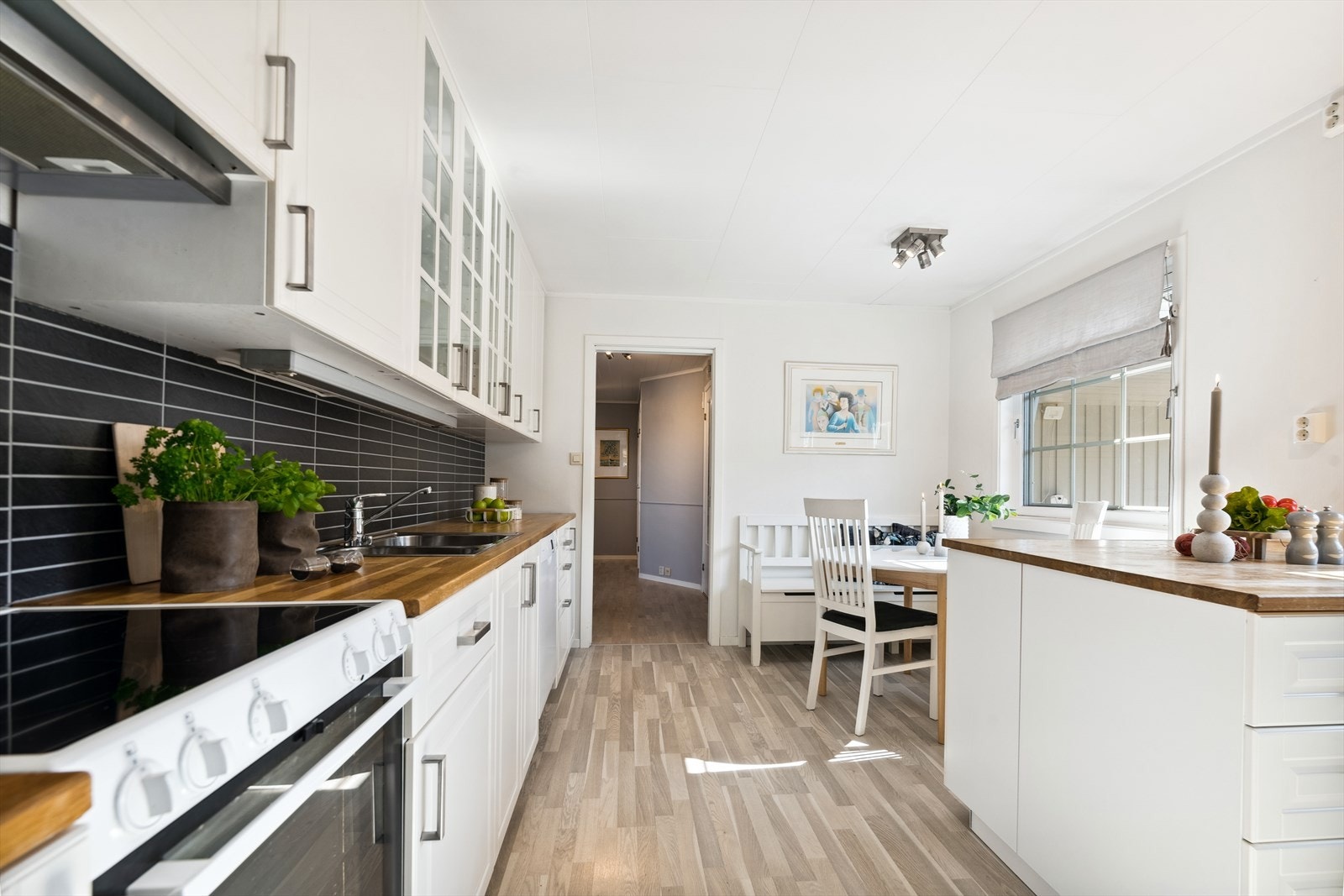 Det er avsatt plass i innredningen til oppvaskmaskin og komfyr, og det er ventilator over kokesonen. Galleribilde