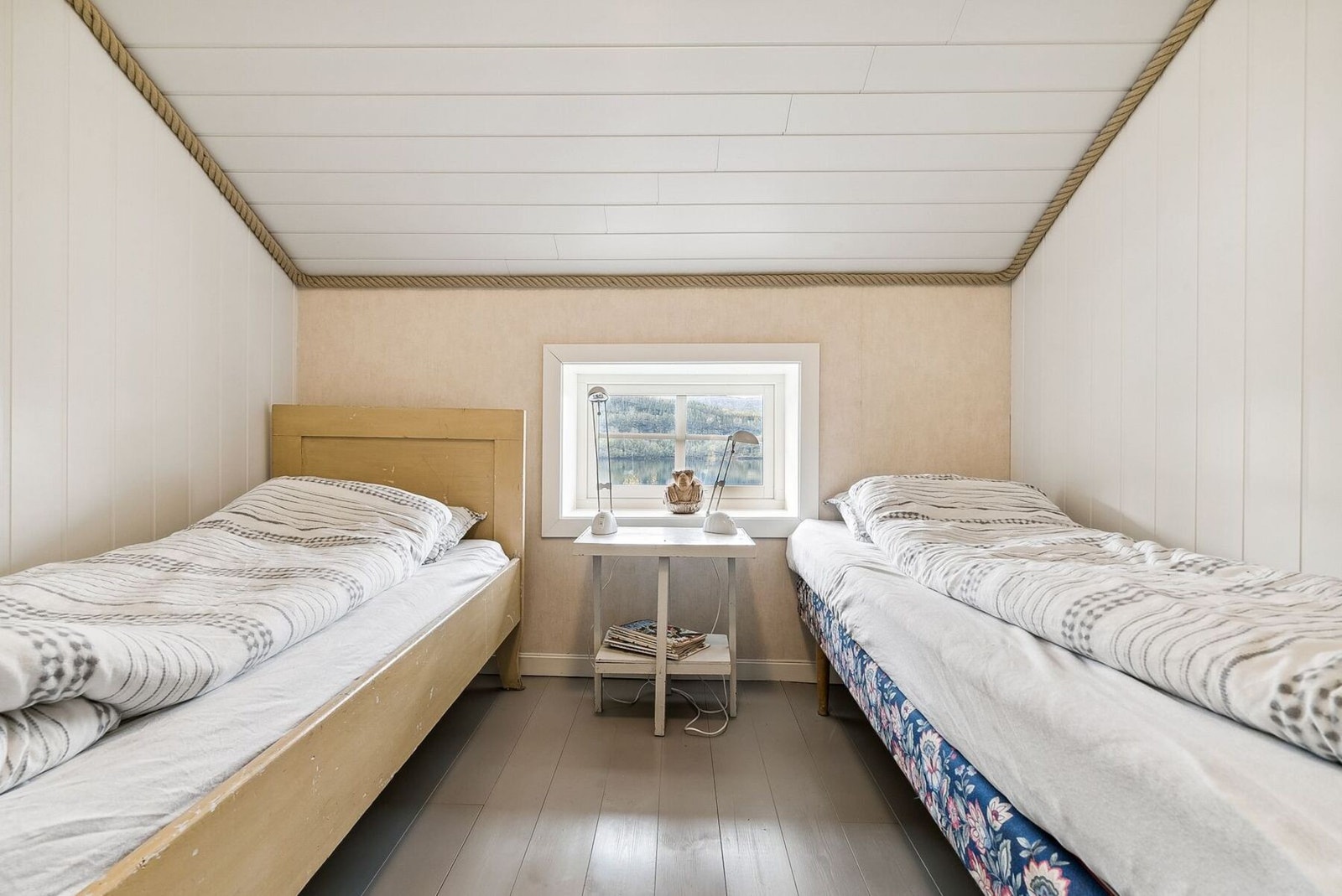 Det er 3 soverom i 2. etasje Galleribilde