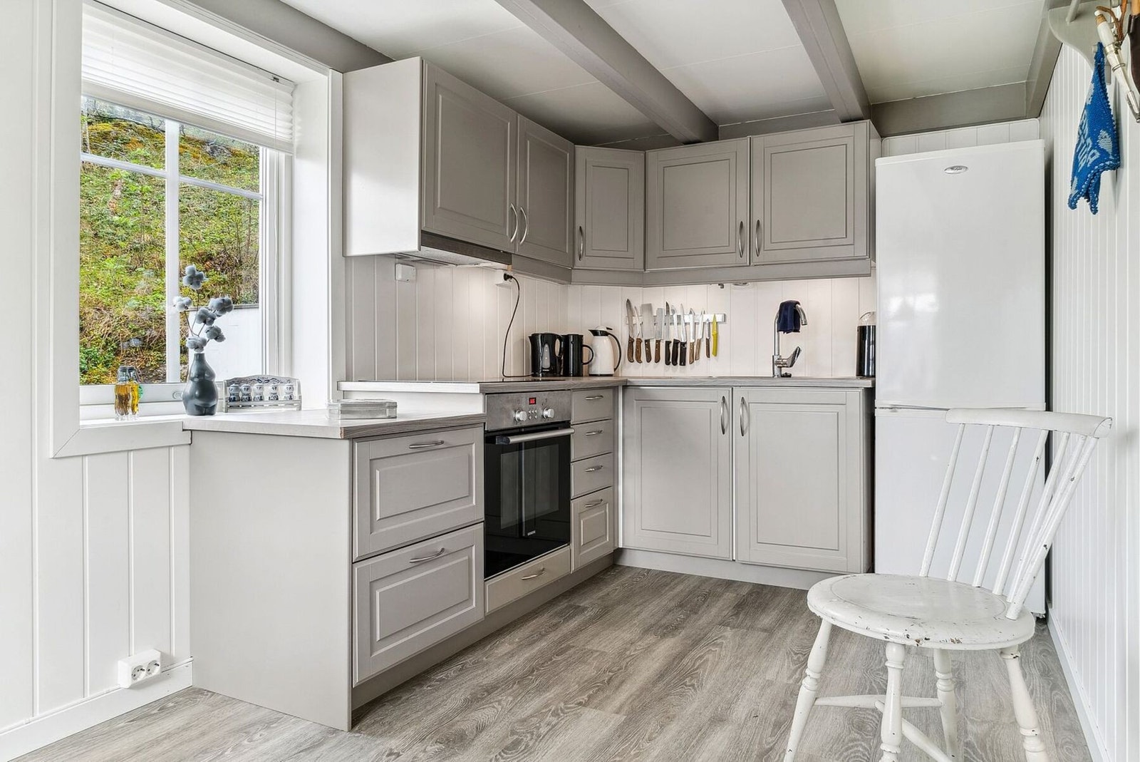 Pent oppusset kjøkken med hvitevarer. Galleribilde