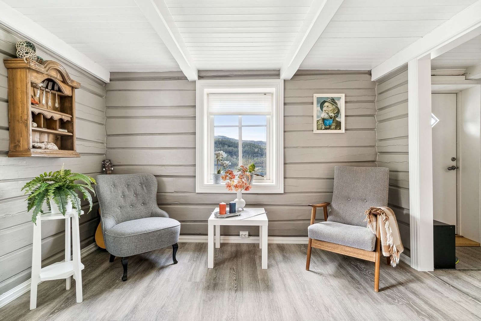 Hele huset er totalrenovert og fremstår med god standard Galleribilde