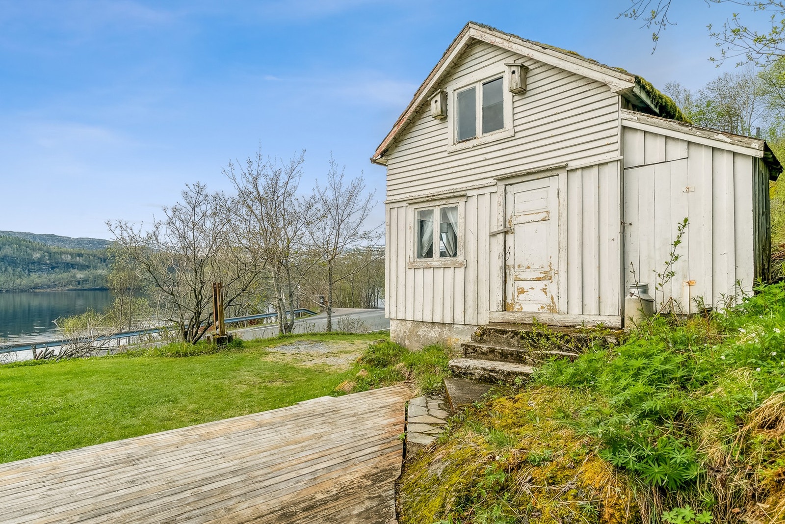 I tillegg til hovedhuset er det et lite hus/redskapsbod. Galleribilde