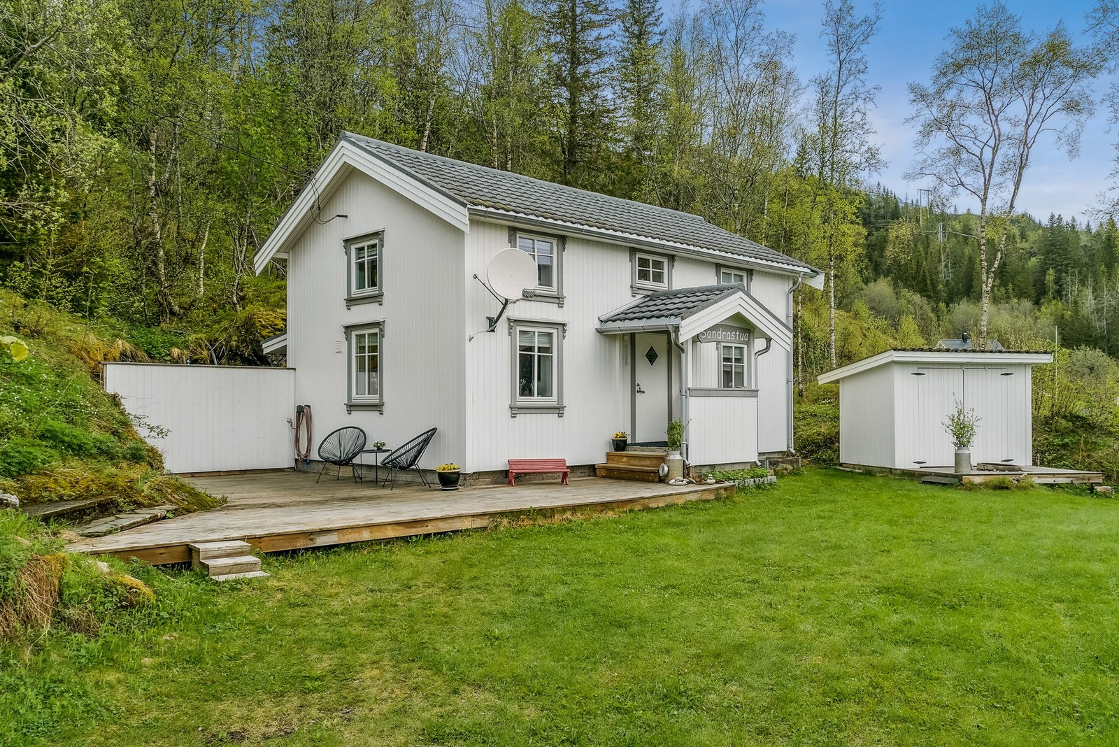 Eiendomsmegler 1 har gleden av å presentere et flott Nordlandshus i Nord Sjona Galleribilde