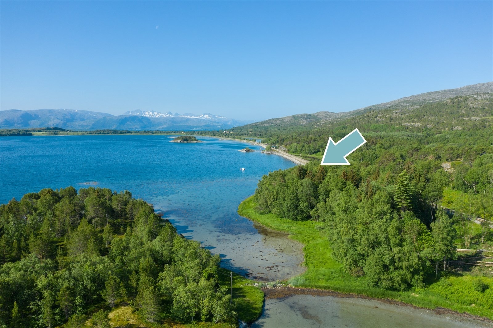 Meget romslig hyttetomt med fantastisk utsikt og strandlinje. Galleribilde