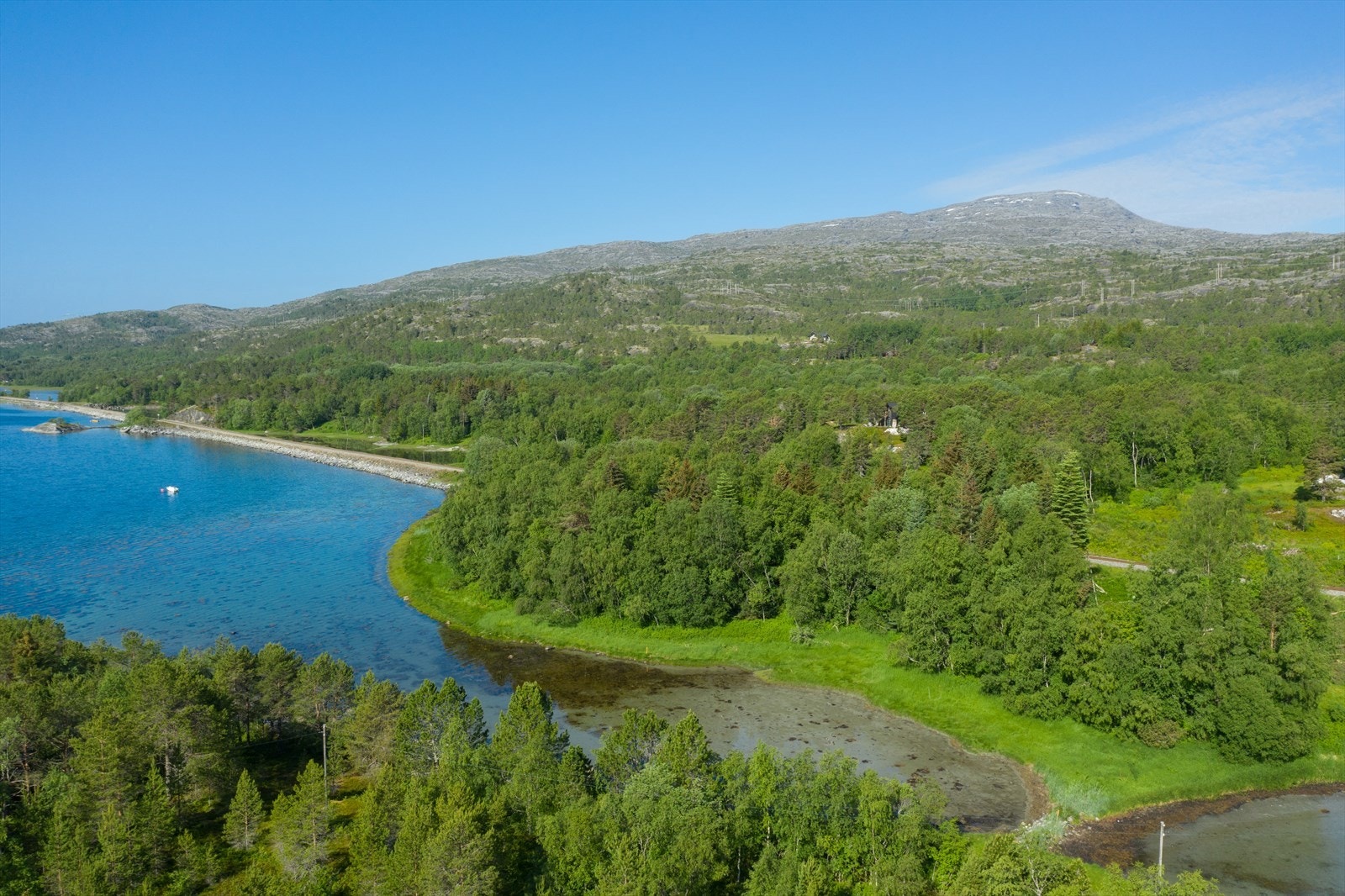 En fritidstomt med flott beliggenhet og umiddelbar nærhet til sjø og vakker natur. Galleribilde