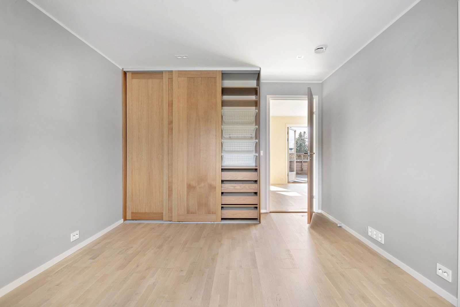 Skyvedørsgarderobe på hovedsoverom Galleribilde