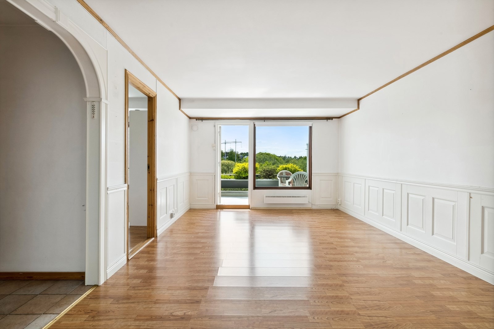 I stuen har du god plass til å innrede med sofa, bord, mediebenk, og tilhørende møblement. Galleribilde