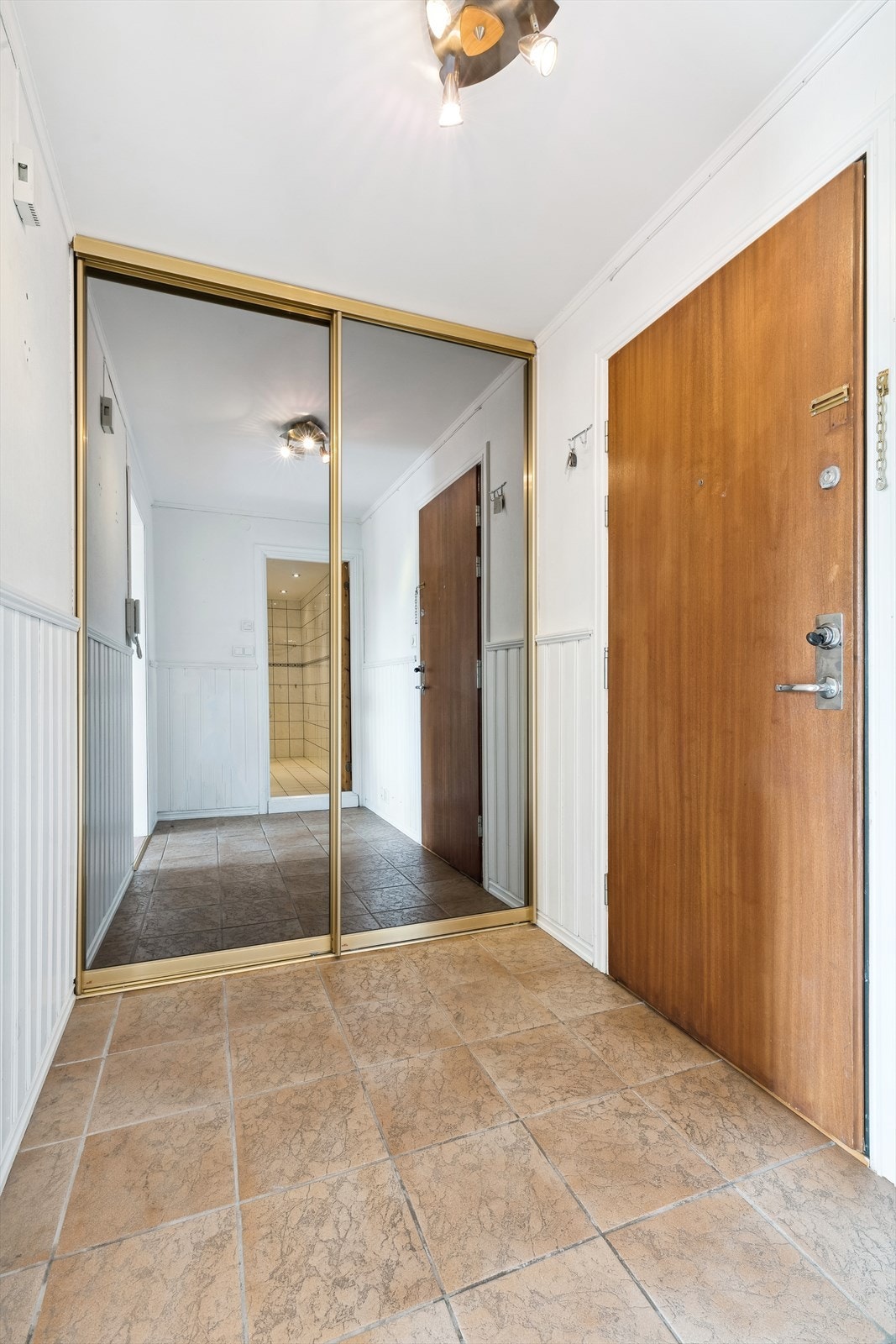Romslig entré med god plass til å henge fra seg yttertøy og sette fra seg sko. Her er det montert en praktisk skyvedørsgarderobe som bidrar med gode oppbevaringsmuligheter. Galleribilde