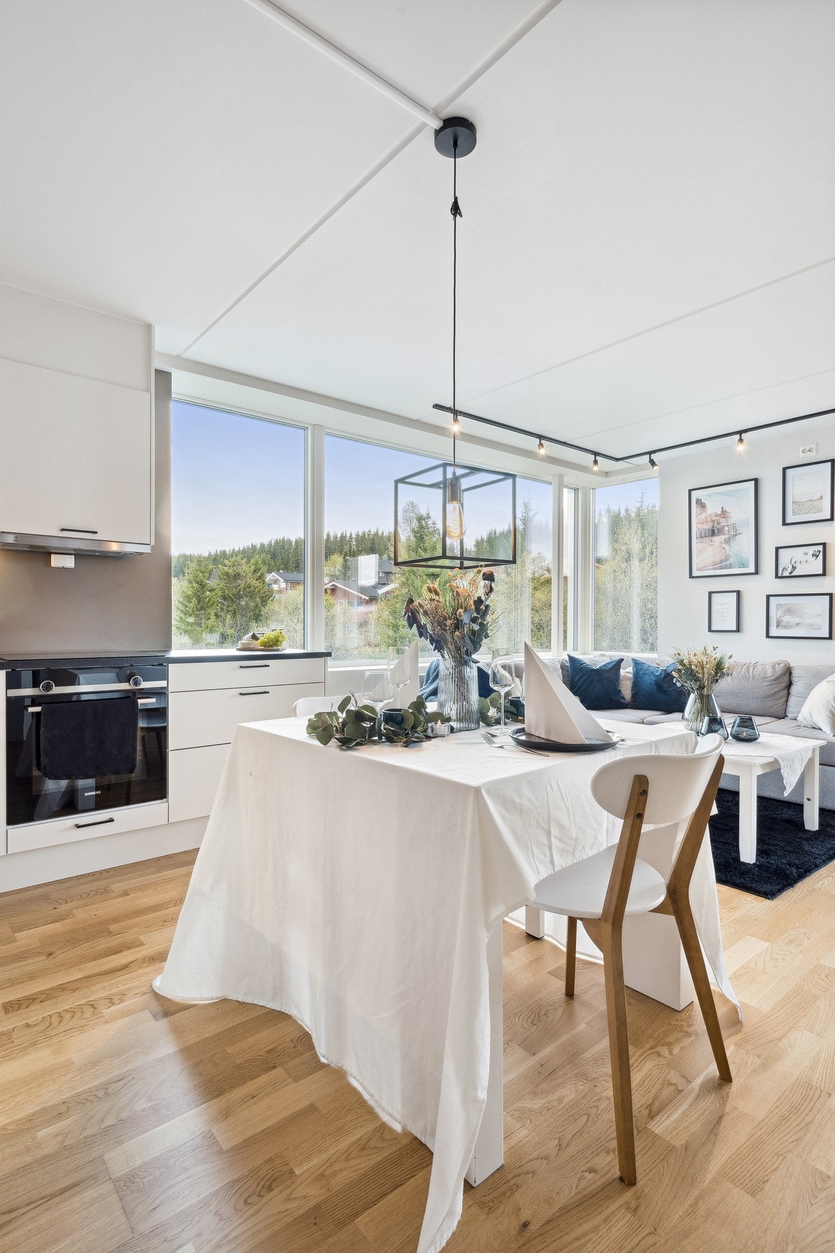 Plass til spisebord i midten. Galleribilde
